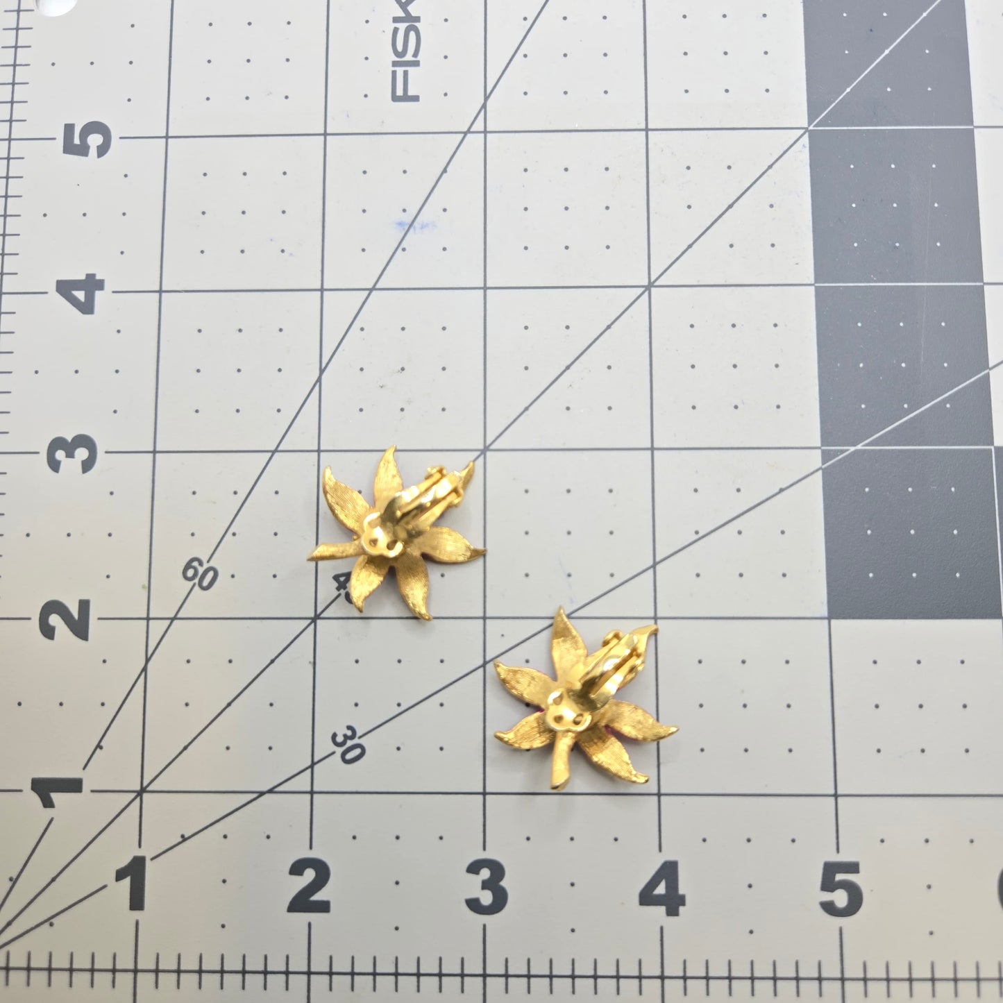 Vintage BEAUTIFUL Small Pink FLOWER Rhinestones Gold tone clip on earrings