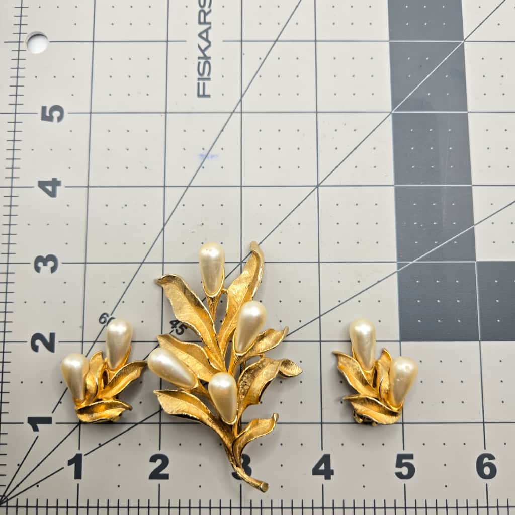 Vintage ART Arthur Pepper Faux pearl floral gold tone Brooch Pin and clip on earrings set