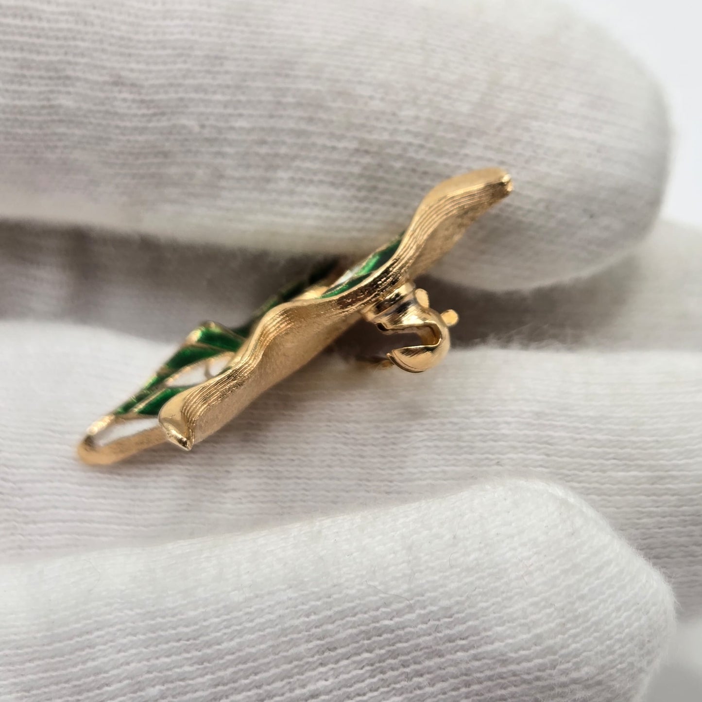 Vintage TRIFARI CROWN signed Butterfly green white enamel gold tone Brooch pin