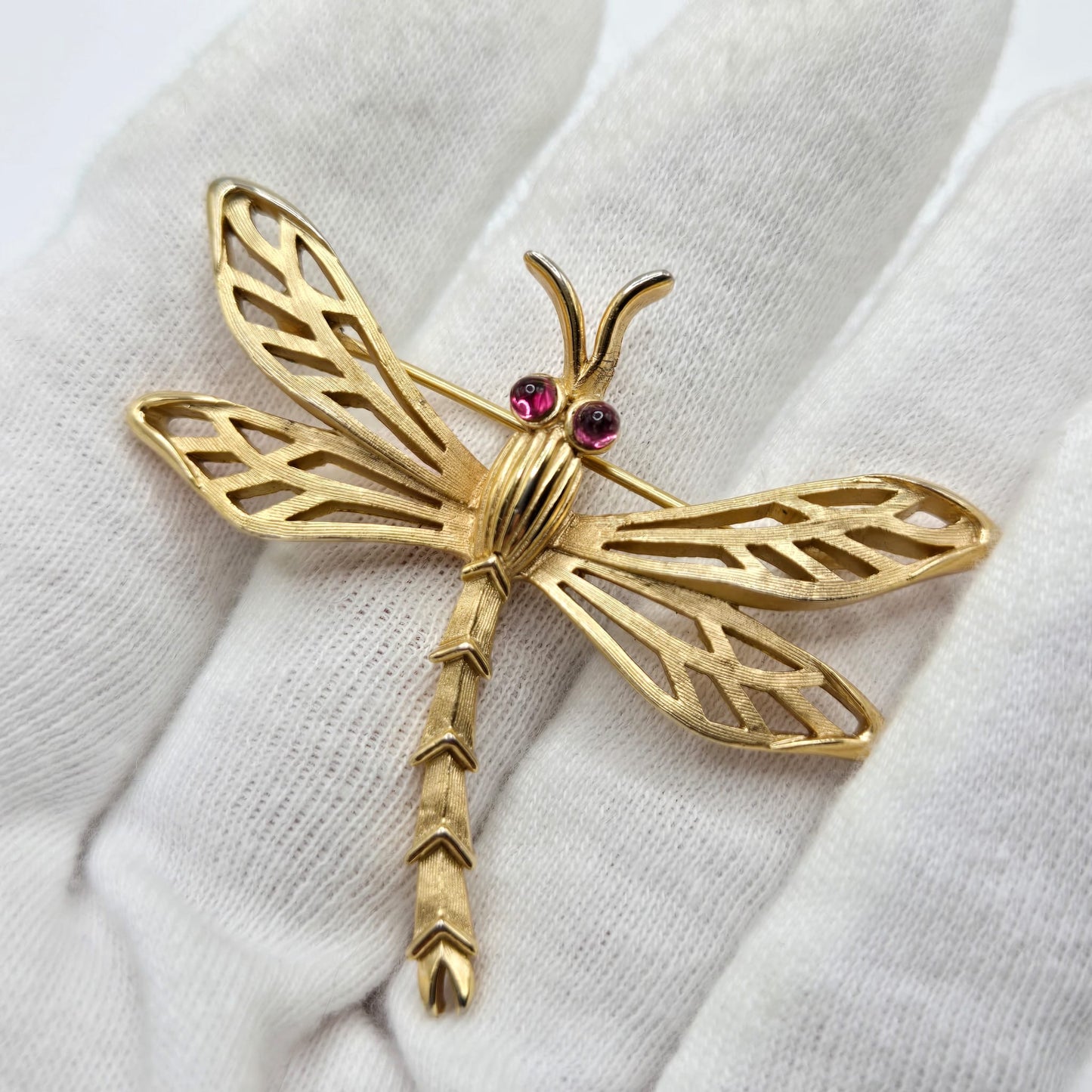 Vintage TRIFARI CROWN signed Dragonfly purple eyes gold tone Brooch pin
