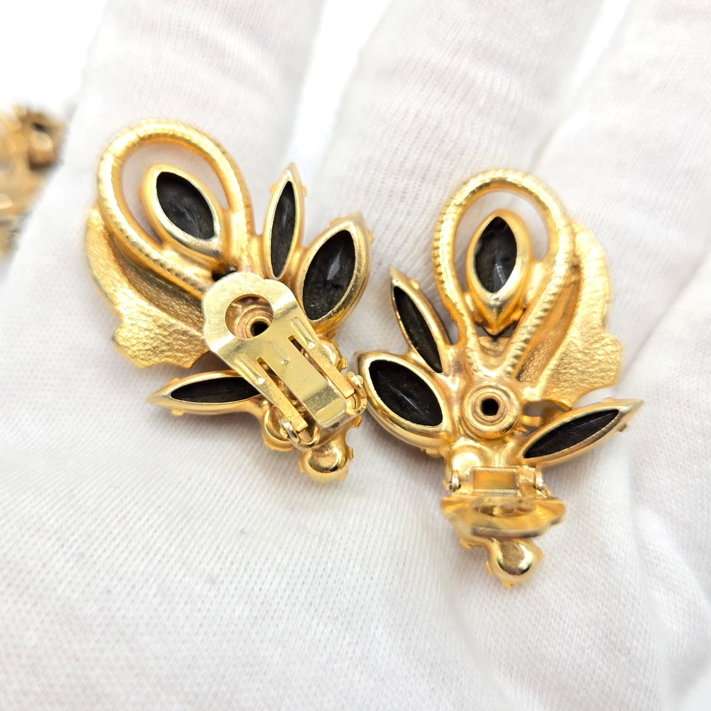 Vintage Juliana D & E Leaves Black Navettes and AB Rhinestones gold tone Brooch pin
and clip on earrings set