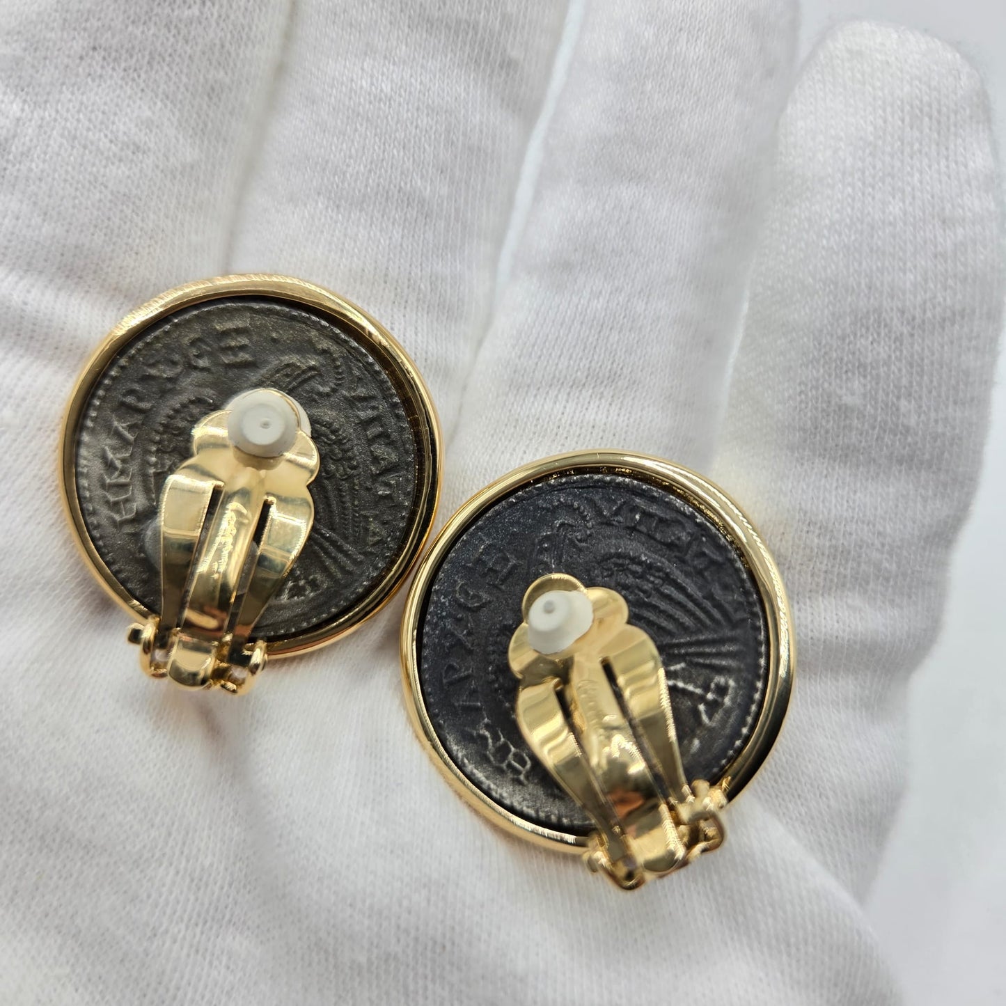 Vintage CAROLEE  Round Roman coin black Cabochon gold tone designer runway clip on earrings