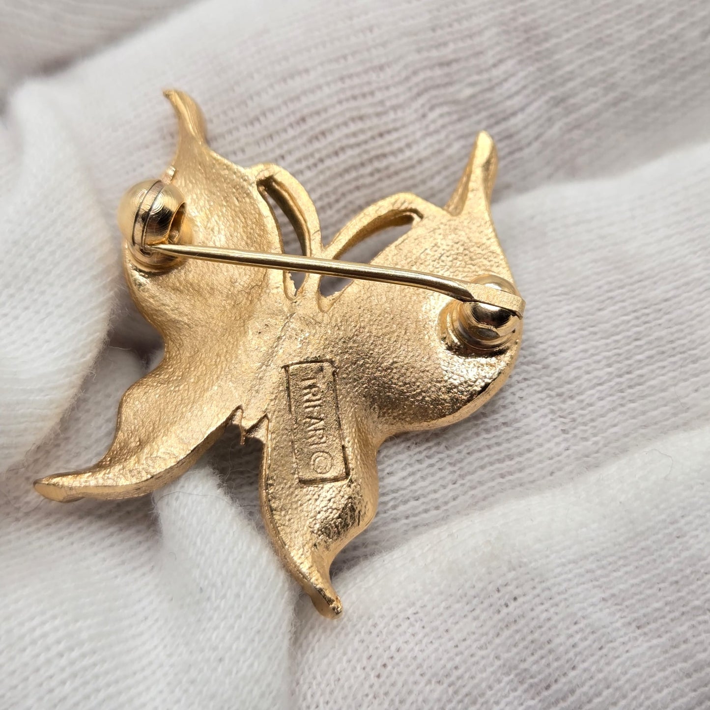 Vintage TRIFARI CROWN signed Butterfly green white enamel gold tone Brooch pin