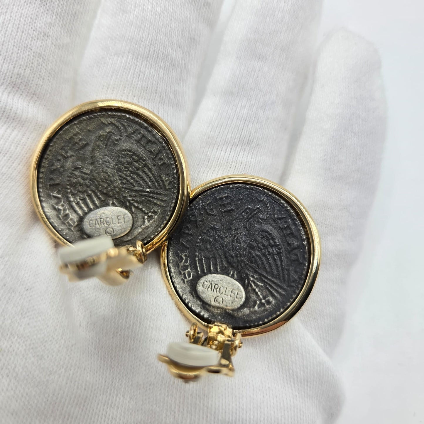 Vintage CAROLEE  Round Roman coin black Cabochon gold tone designer runway clip on earrings