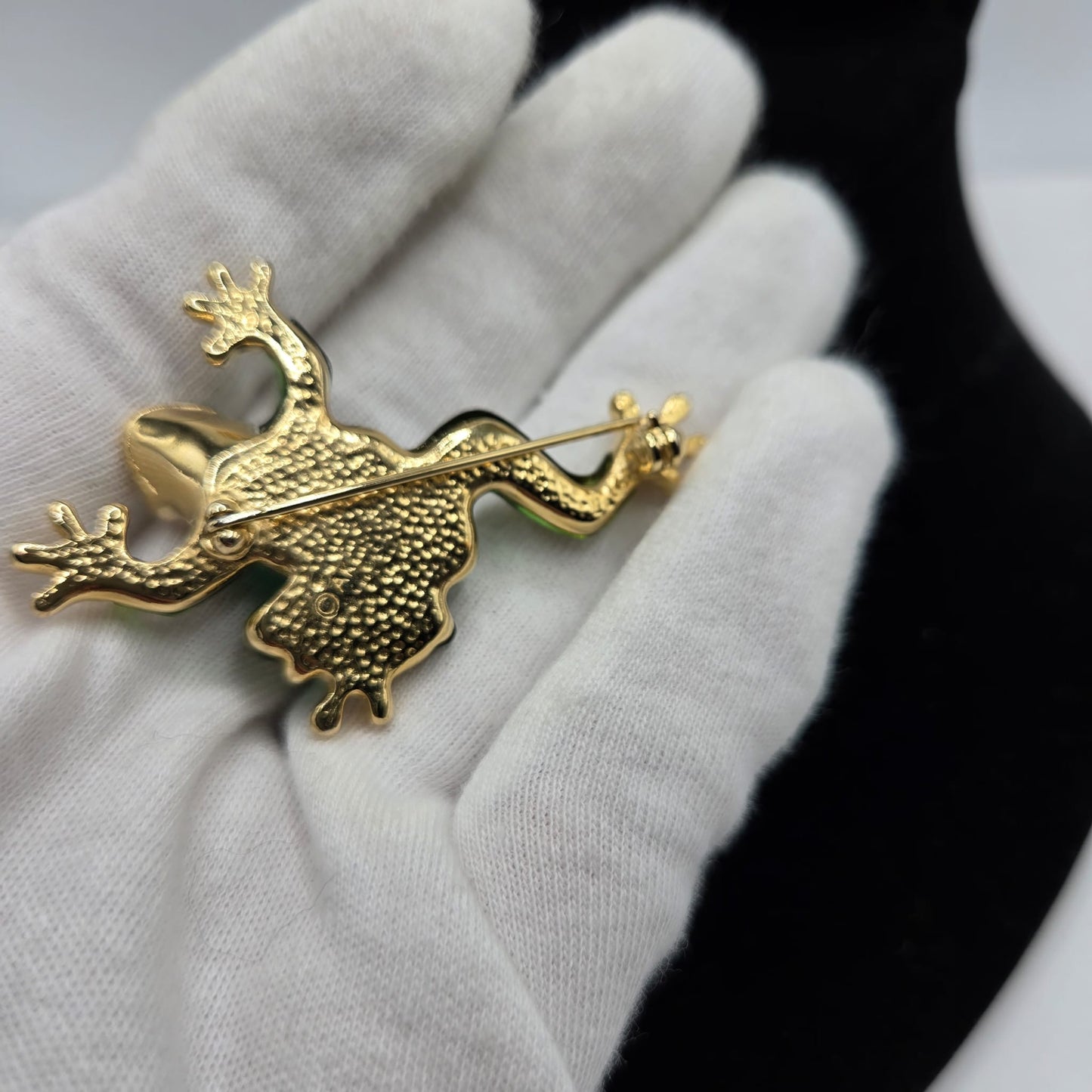 Vintage ANNE KLEIN Frog green lucite gold tone blue eyes rhinestones brooch pin