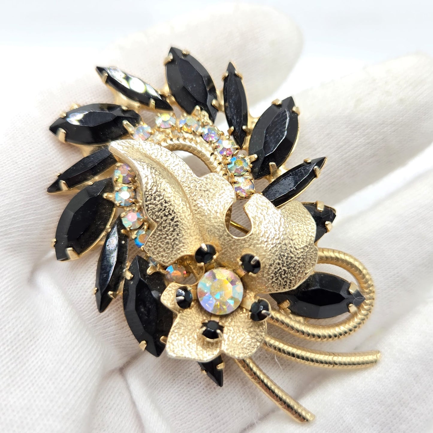 Vintage Juliana D & E Leaves Black Navettes and AB Rhinestones gold tone Brooch pin
and clip on earrings set