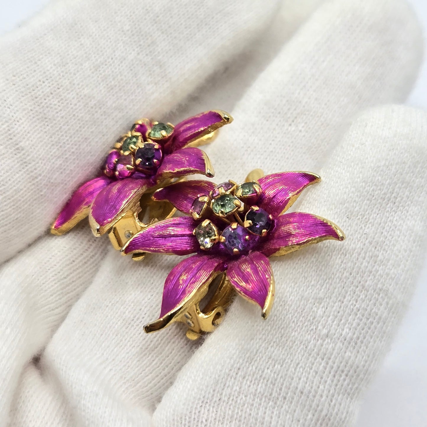 Vintage BEAUTIFUL Small Pink FLOWER Rhinestones Gold tone clip on earrings