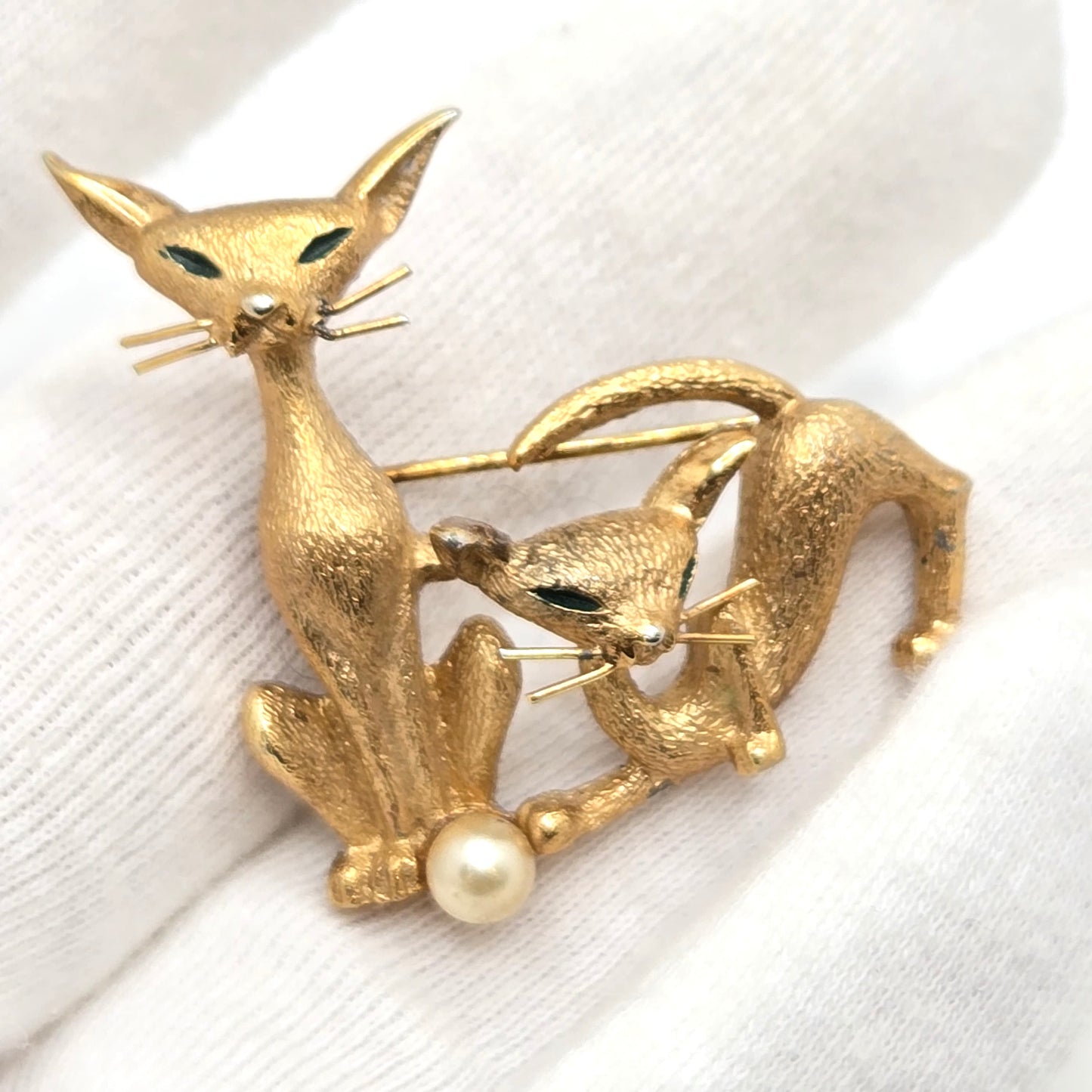 Vintage MARCEL BOUCHER Siamese Cats Gold Tone Green Enamel Eyes Brooch Pin