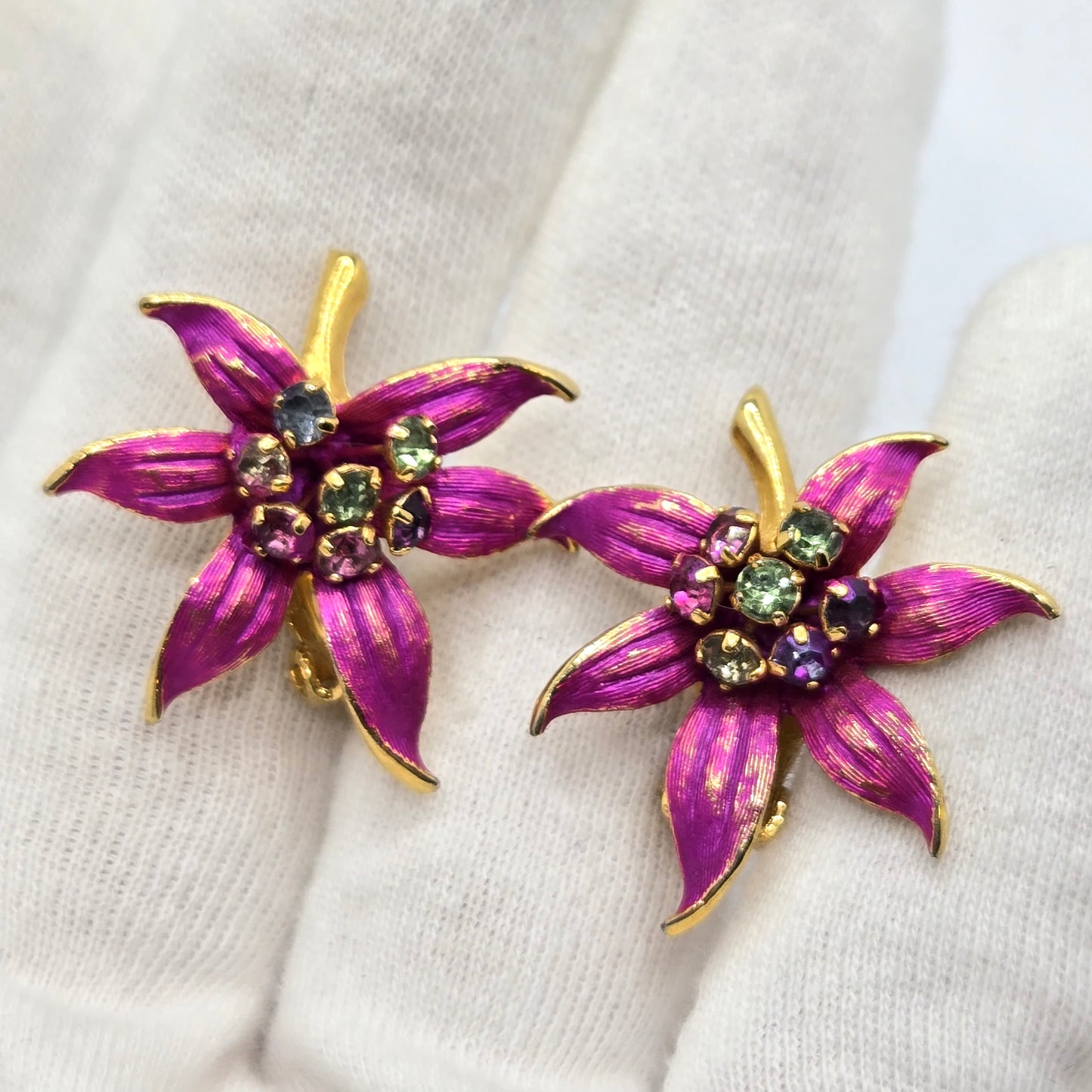 Vintage BEAUTIFUL Small Pink FLOWER Rhinestones Gold tone clip on earrings