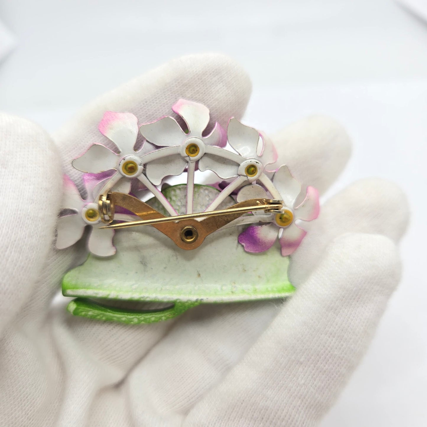 Vintage Beautiful PINK FLOWERS ON THE GREEN LEAF Enameled Brooch pin