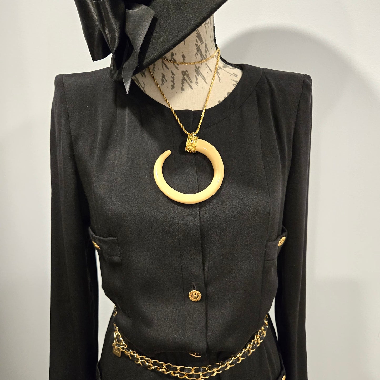 Vintage KENNETH LANE Cream Resin Tusk Pendant Gold Tone Chain Necklace