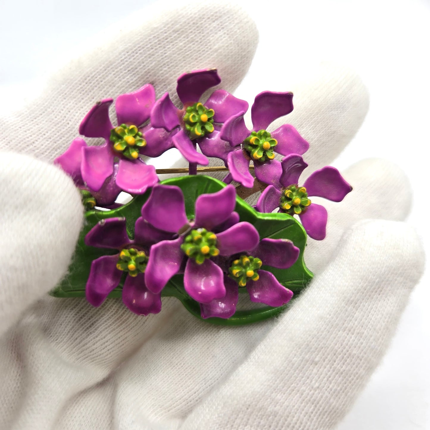 Vintage Beautiful PINK FLOWERS ON THE GREEN LEAF Enameled Brooch pin