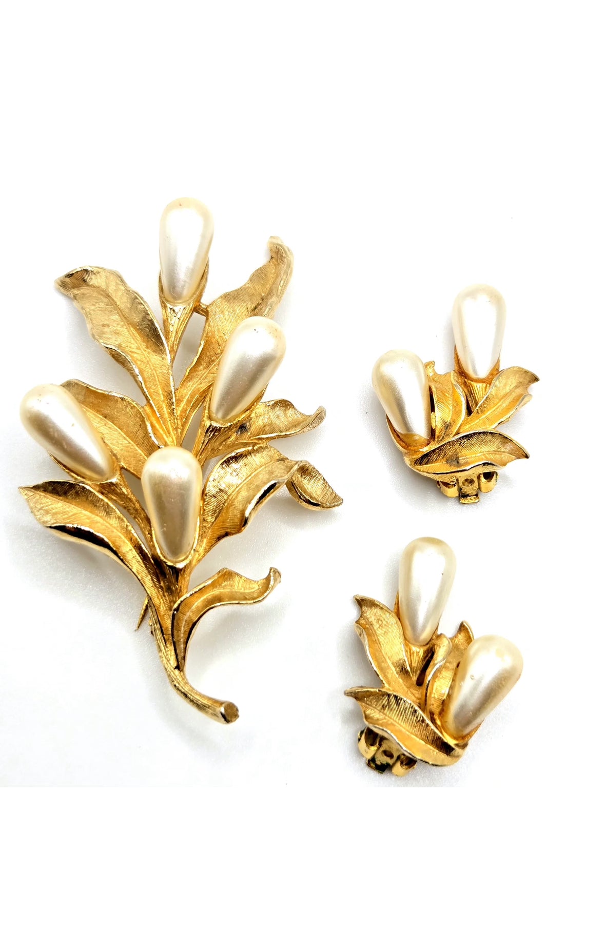 Vintage ART Arthur Pepper Faux pearl floral gold tone Brooch Pin and clip on earrings set