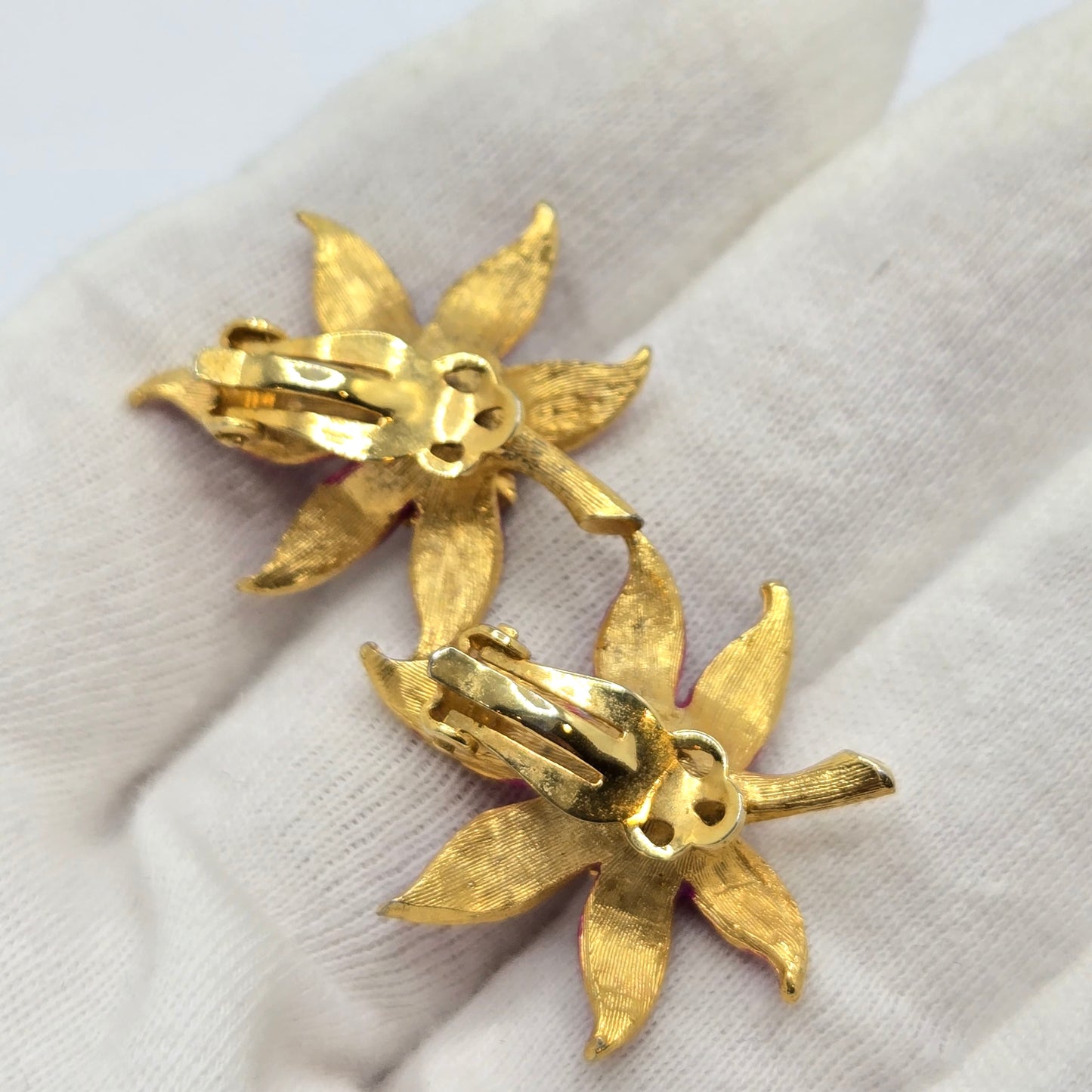 Vintage BEAUTIFUL Small Pink FLOWER Rhinestones Gold tone clip on earrings