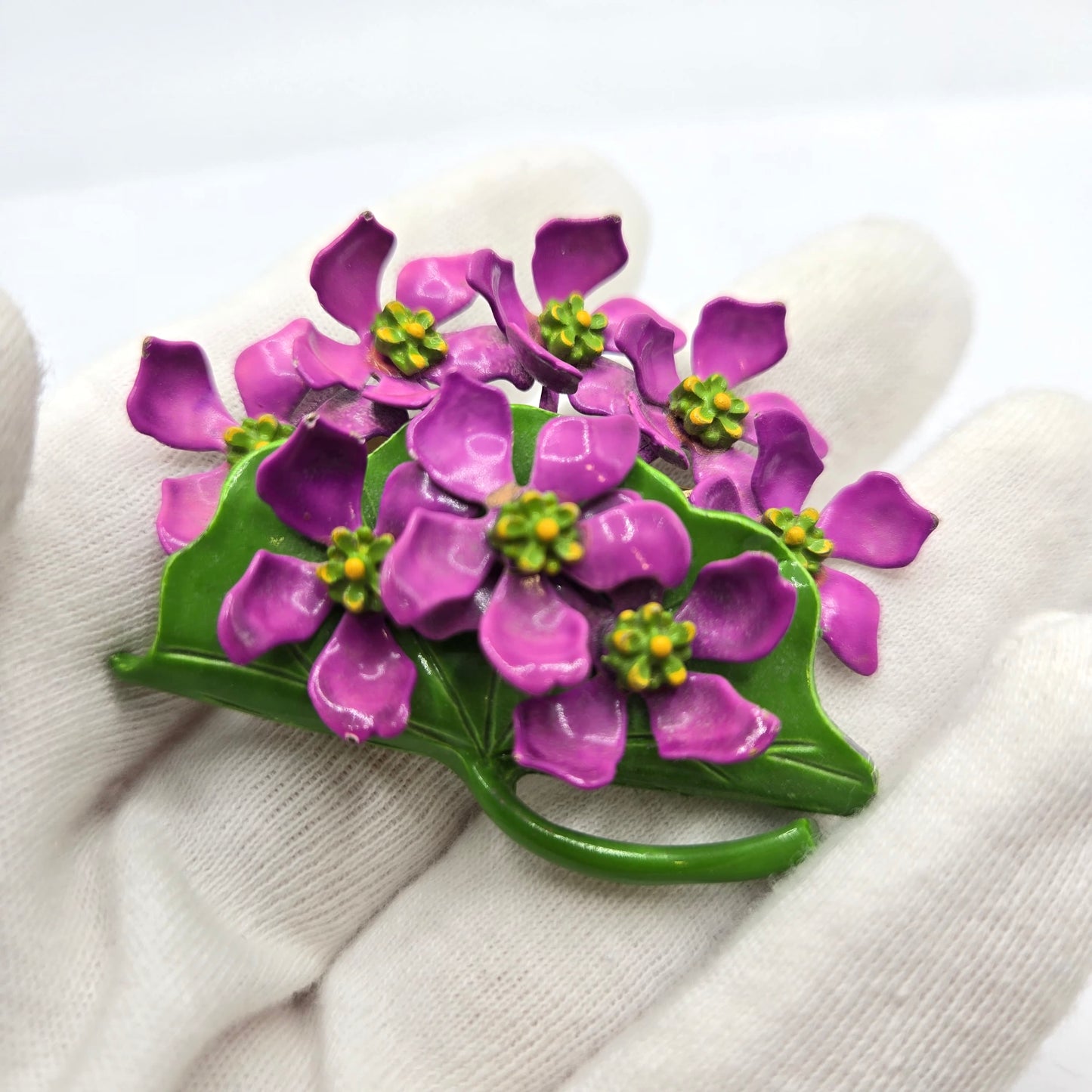 Vintage Beautiful PINK FLOWERS ON THE GREEN LEAF Enameled Brooch pin