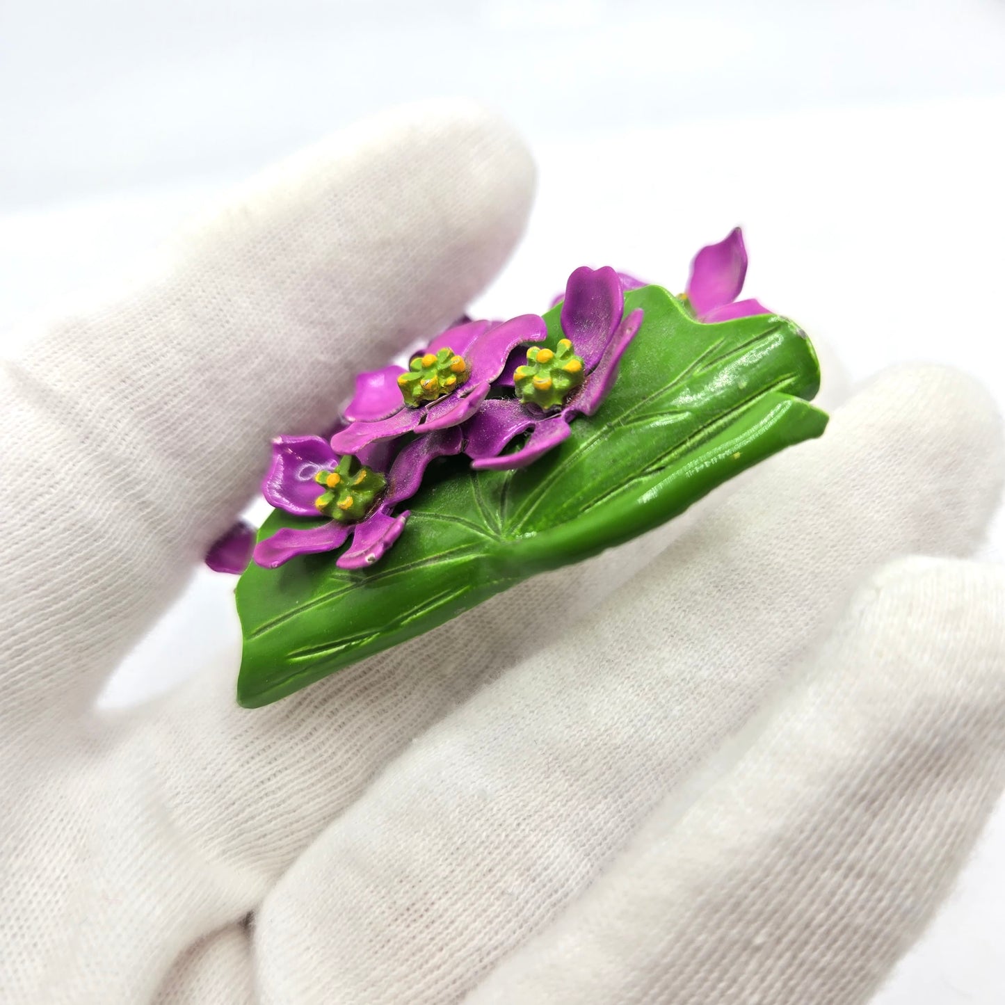 Vintage Beautiful PINK FLOWERS ON THE GREEN LEAF Enameled Brooch pin