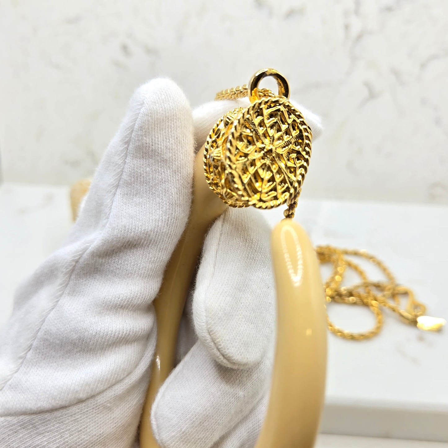 Vintage KENNETH LANE Cream Resin Tusk Pendant Gold Tone Chain Necklace