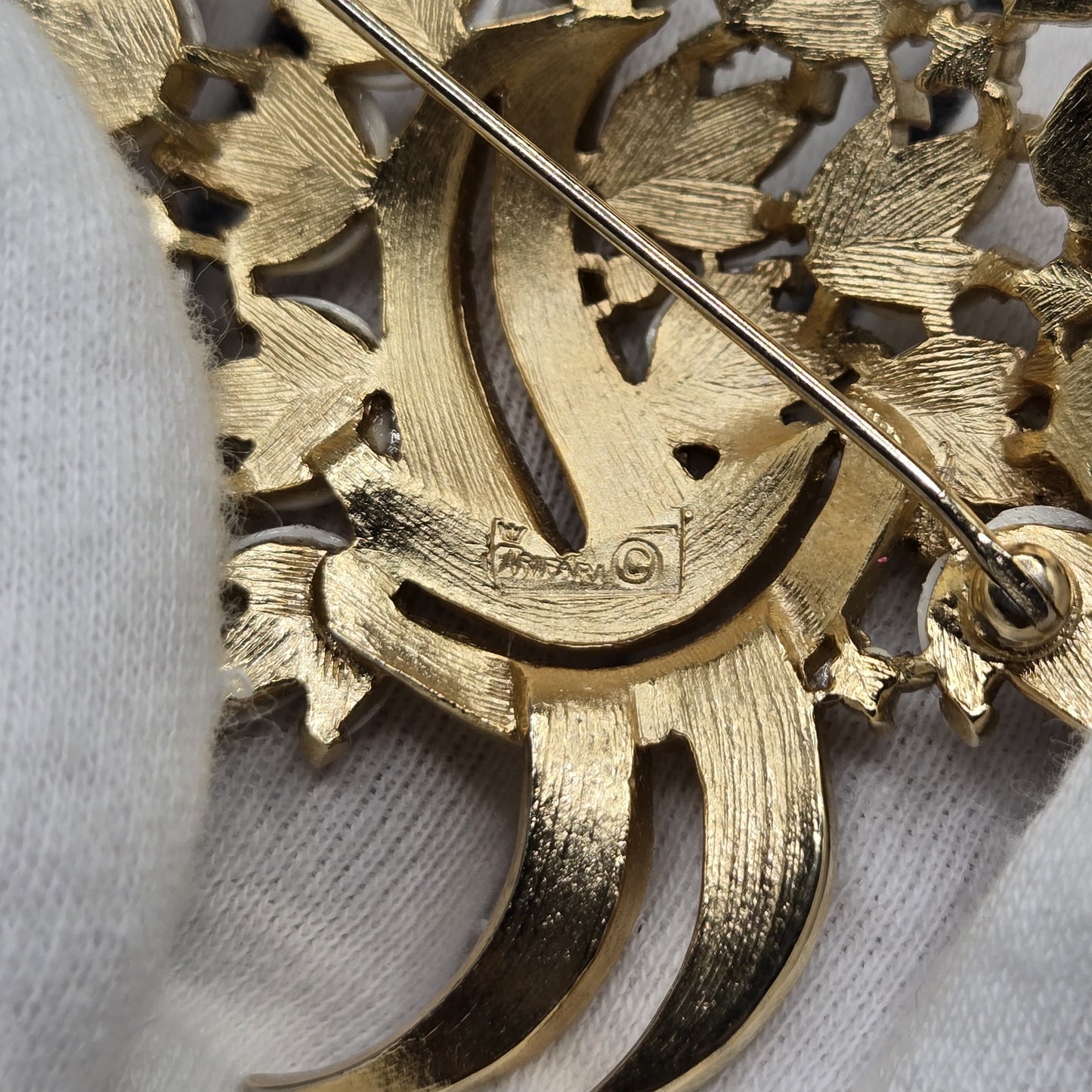 Vintage TRIFARI crown white milk glass flowers gold tone ribbon design Brooch pin