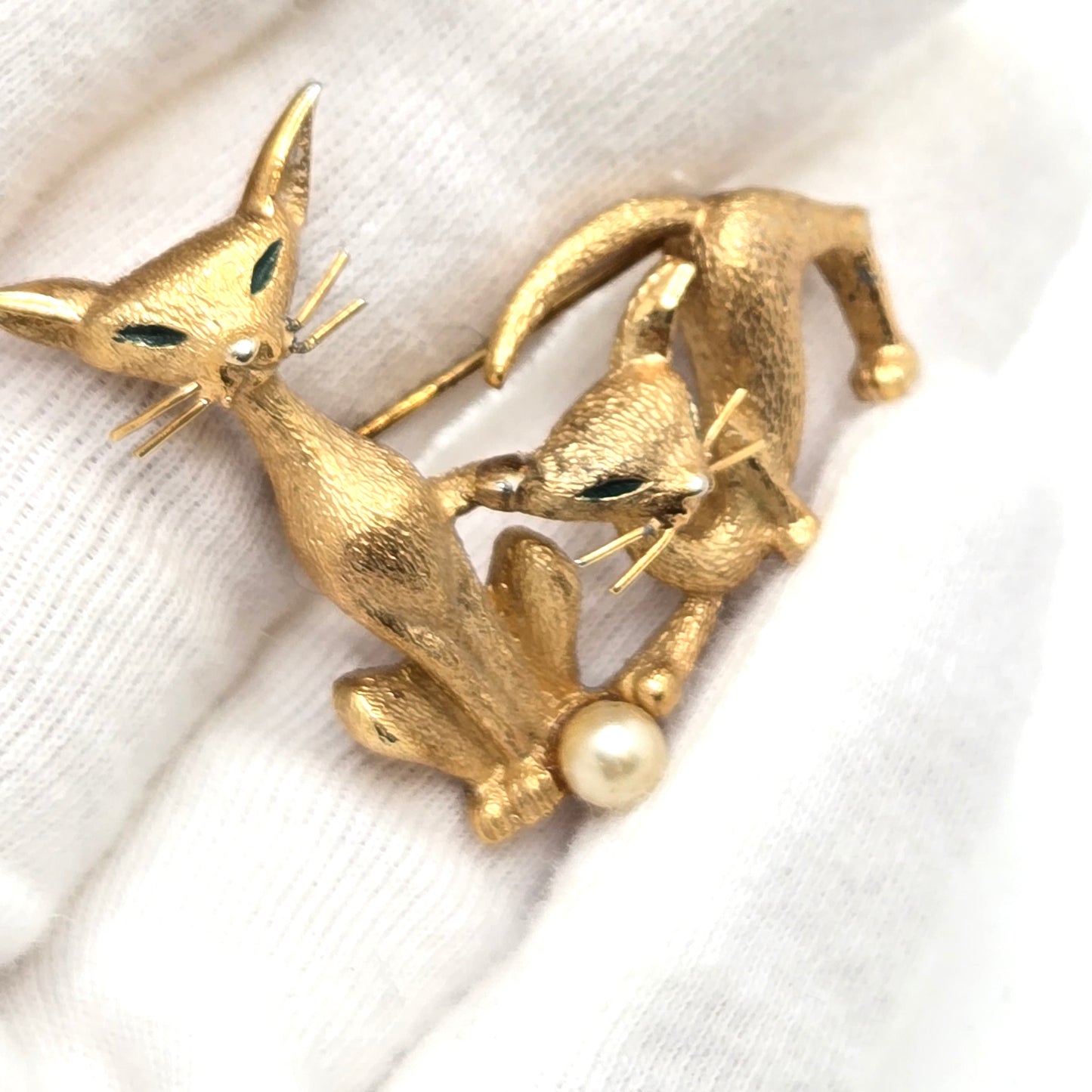 Vintage MARCEL BOUCHER Siamese Cats Gold Tone Green Enamel Eyes Brooch Pin
