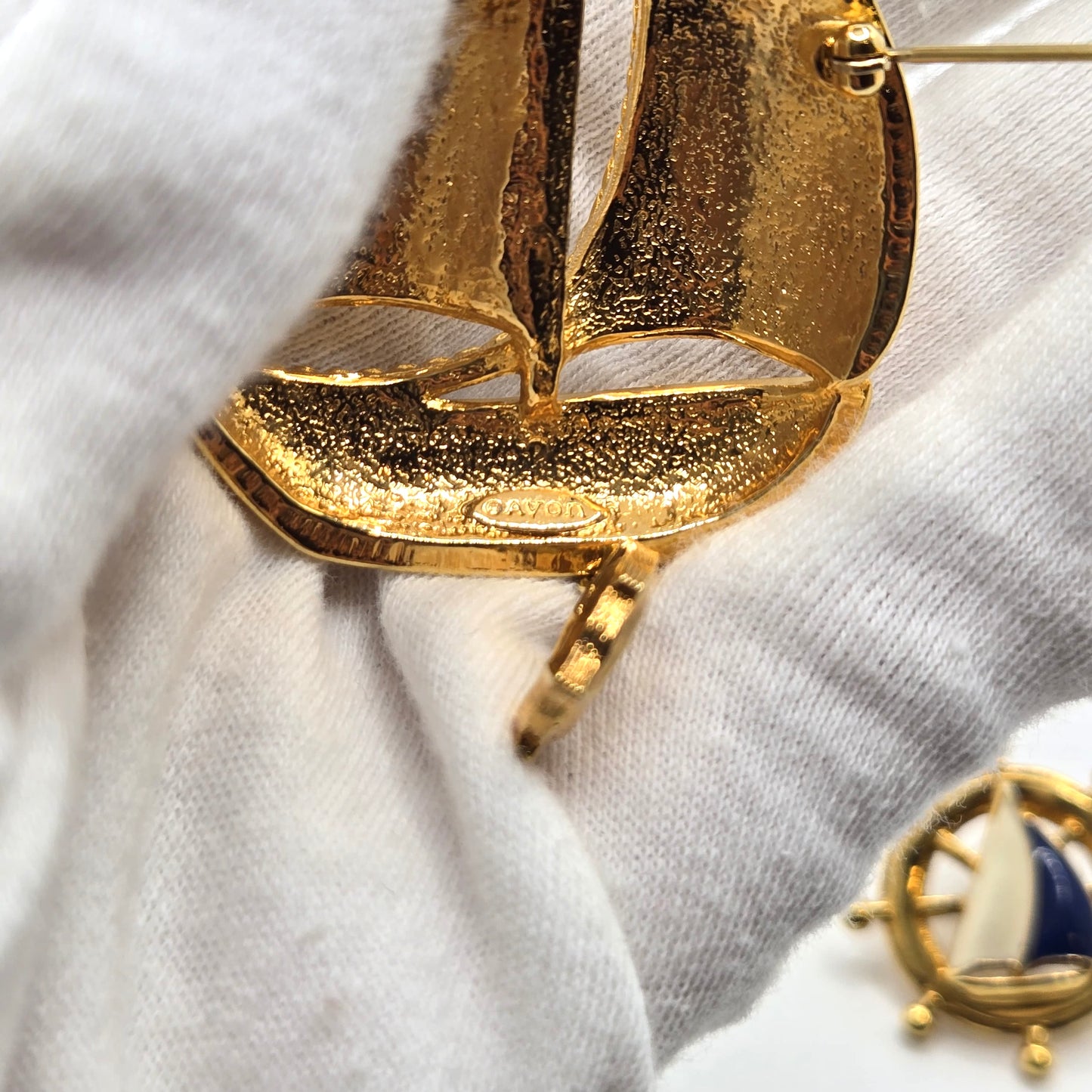 Vintage AVON Sailboat Nautical Gold tone Red White Blue Enamel Dangle Anchor  Brooch pin and earrings set
