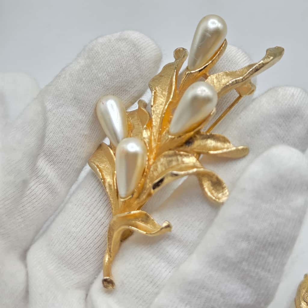 Vintage ART Arthur Pepper Faux pearl floral gold tone Brooch Pin and clip on earrings set