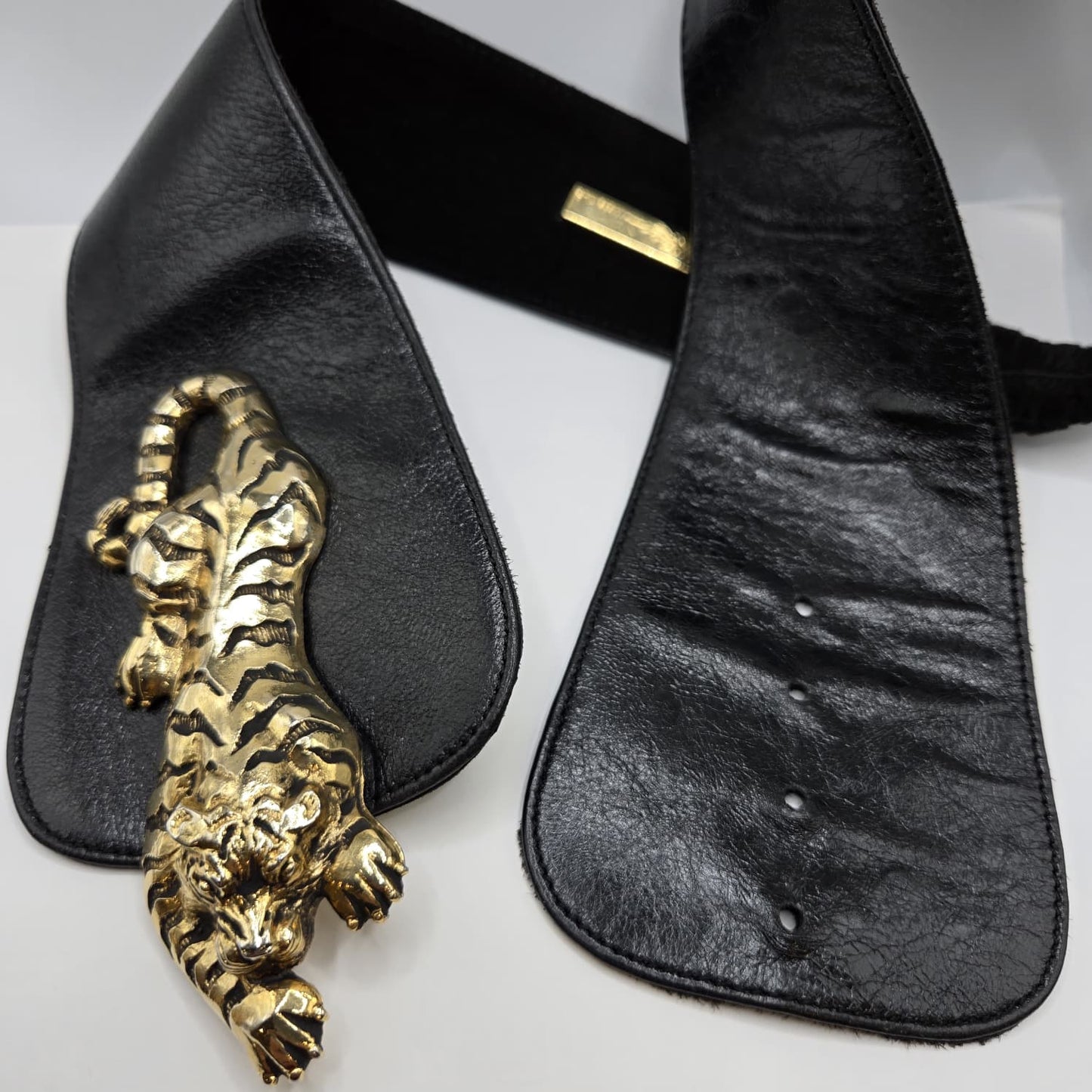 Vintage RAINA gold tone Tiger buckle black leather designer runway belt