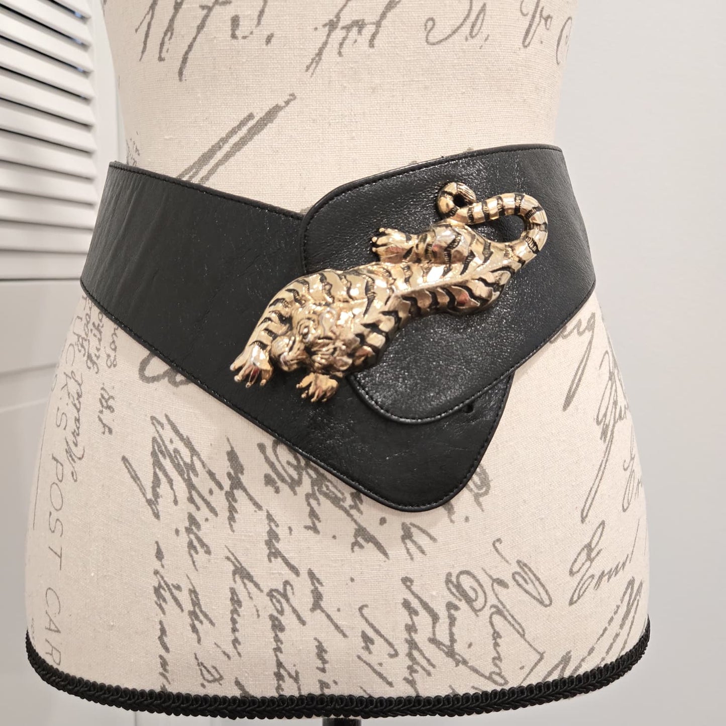 Vintage RAINA gold tone Tiger buckle black leather designer runway belt
