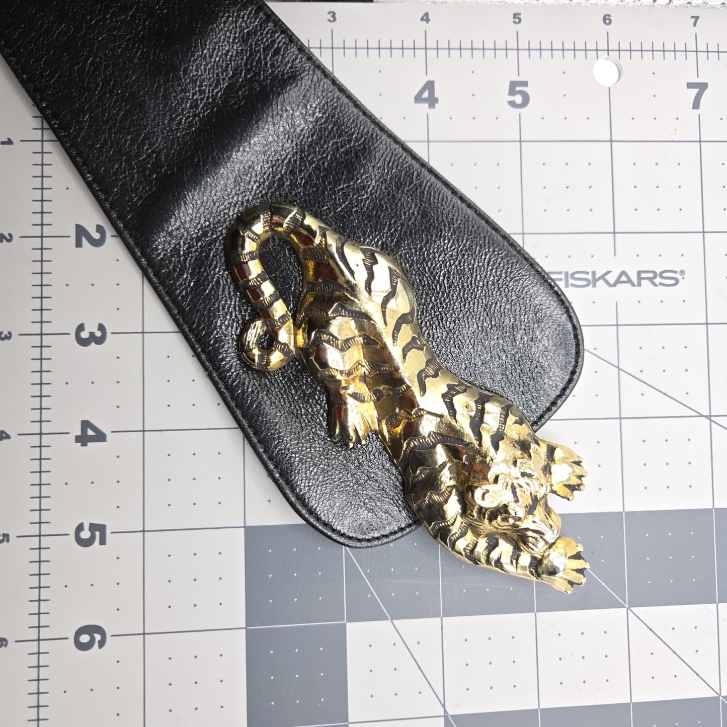 Vintage RAINA gold tone Tiger buckle black leather designer runway belt