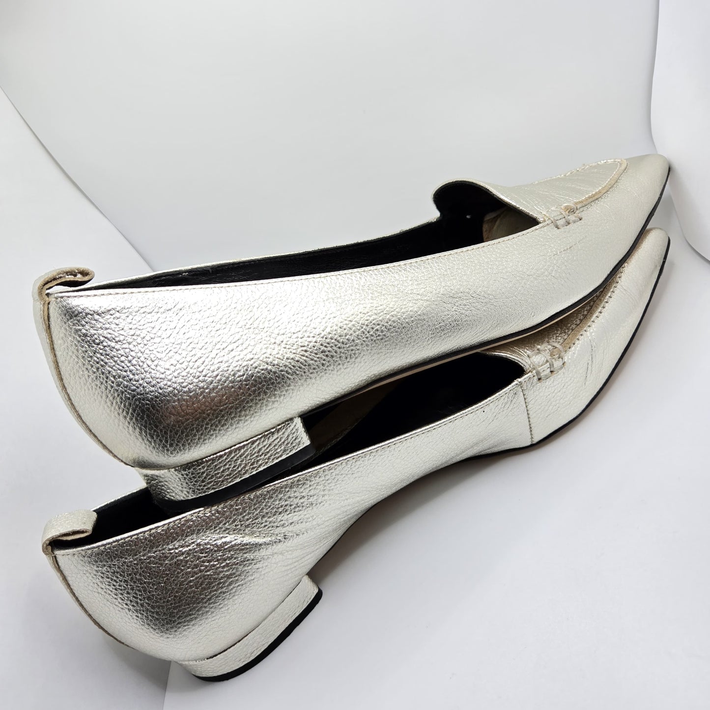 PANCALDI FOR DIANE B Silver Pebbled Pointed-Toe Leather Loafers Shoes Size 39.5
