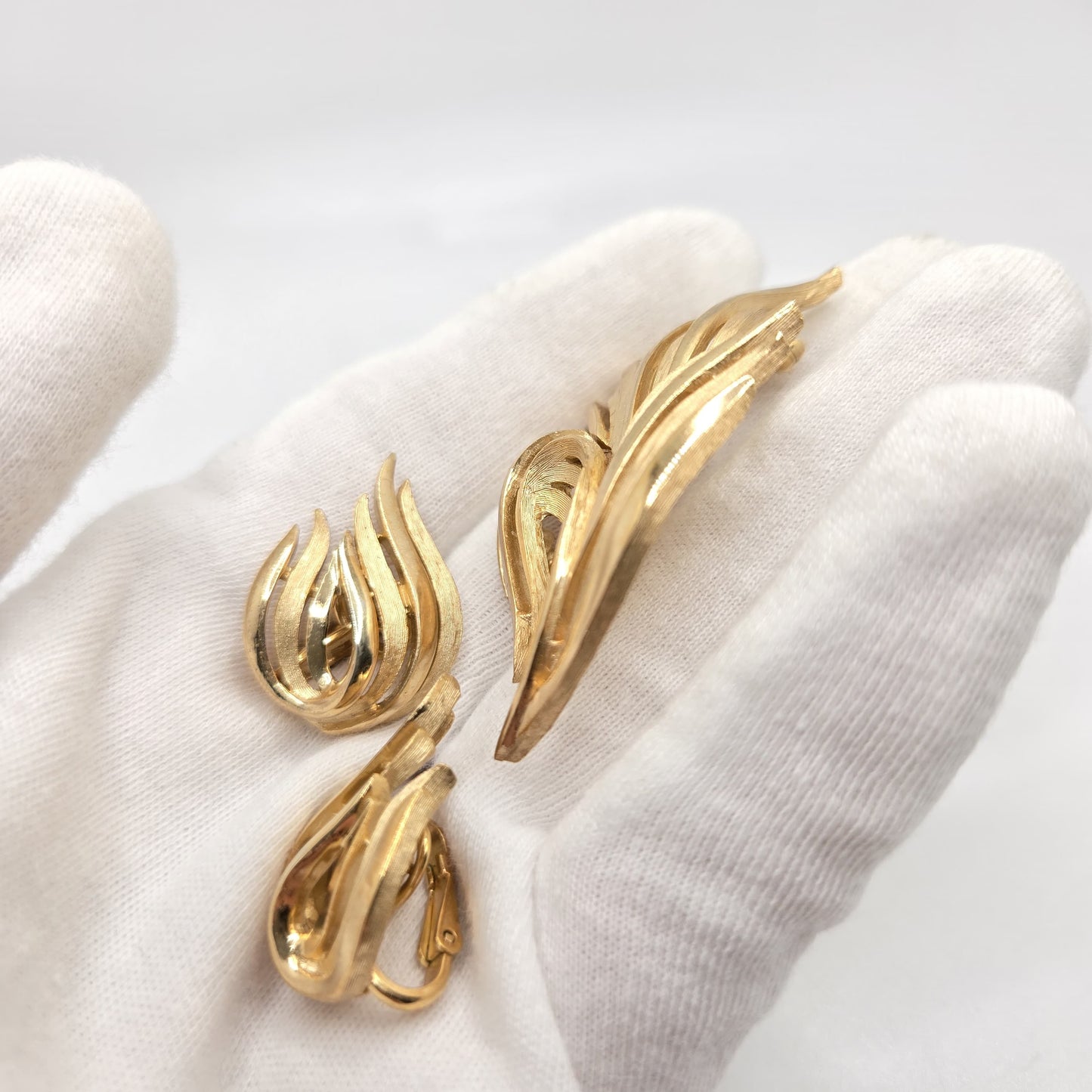 Vintage Crown Trifari Gold-Tone Leaf Floral Brooch Pin & Clip-On Earrings Set