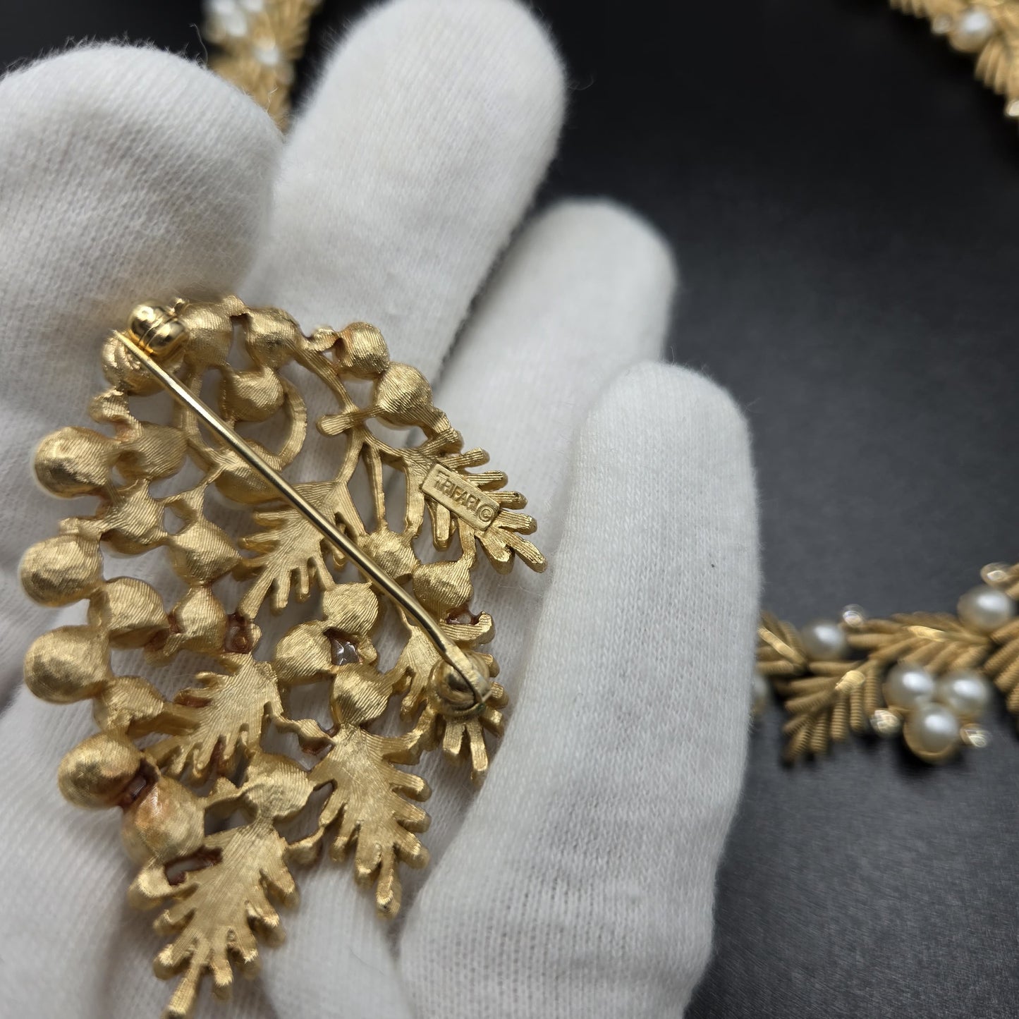 Vintage Very Rare TRIFARI Leaves Rhinestone Faux Pearl Brushed Gold-Tone Necklace, Bracelet & Brooch Pin Set