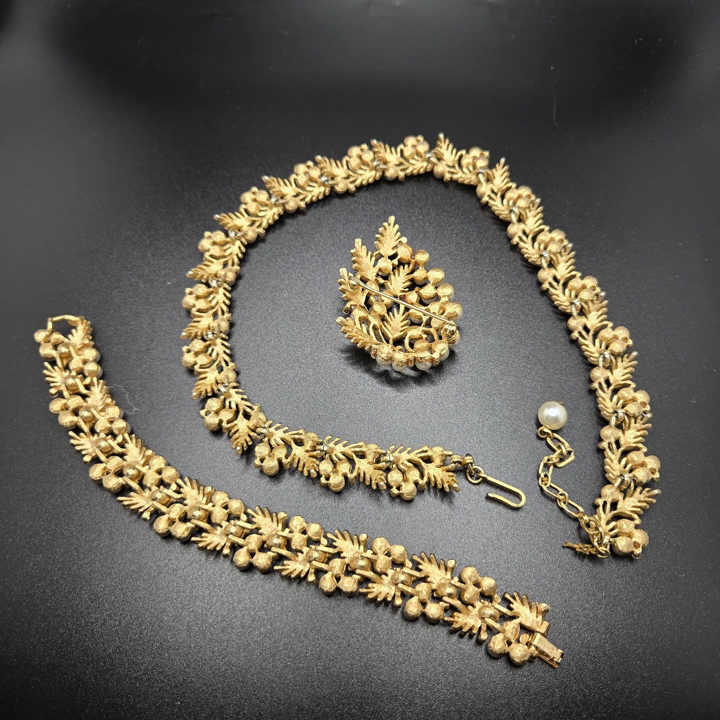 Vintage Very Rare TRIFARI Leaves Rhinestone Faux Pearl Brushed Gold-Tone Necklace, Bracelet & Brooch Pin Set