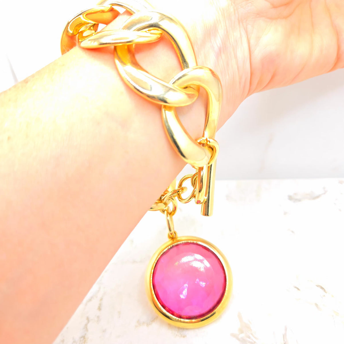 Vintage Bold Chunky Chain Link Pink Glass Charm Gold Tone Toggle Bracelet