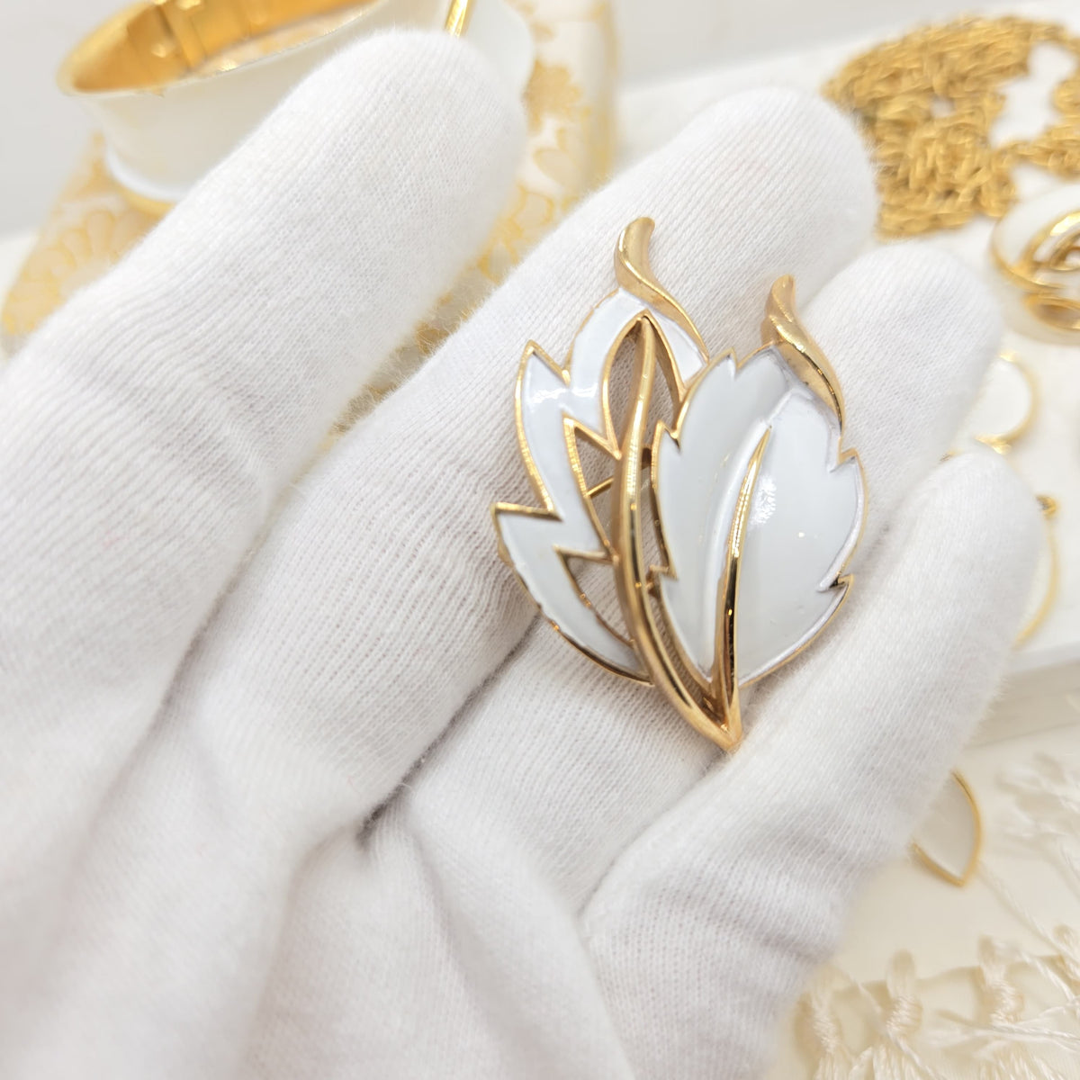 Vintage Trifari Crown White Enamel Gold Tone Necklace Bracelet Earrings Brooch Set