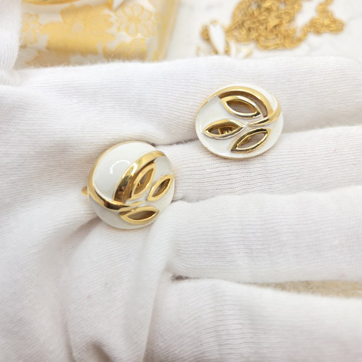 Vintage Trifari Crown White Enamel Gold Tone Necklace Bracelet Earrings Brooch Set