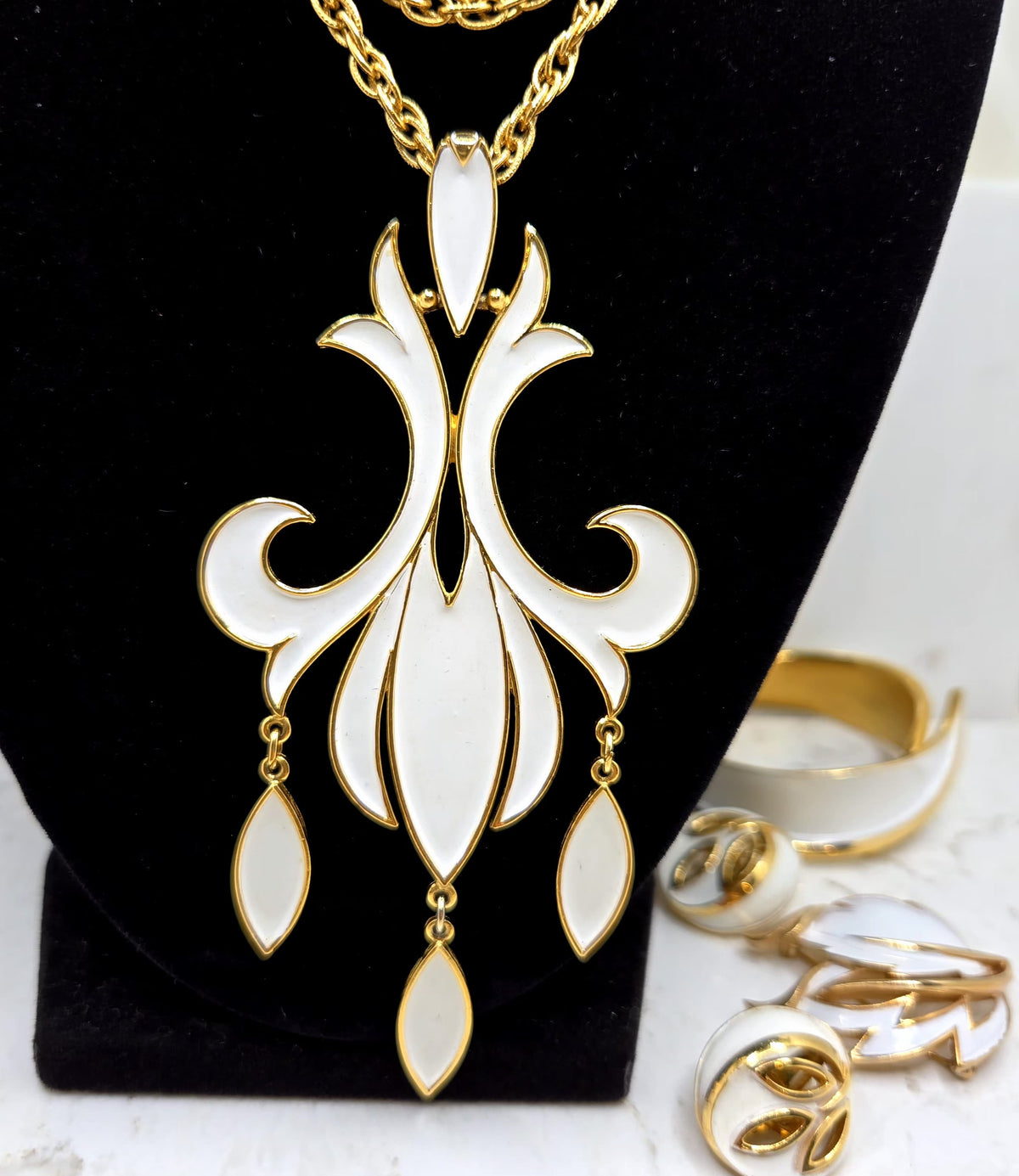 Vintage Trifari Crown White Enamel Gold Tone Necklace Bracelet Earrings Brooch Set