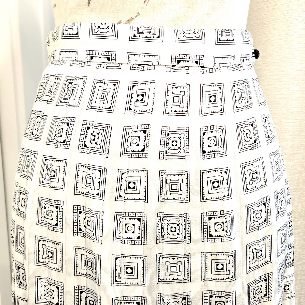 Vintage SAKS FIFTH AVENUE Italy Silk Black & White Pleated Midi Skirt Size 0-2