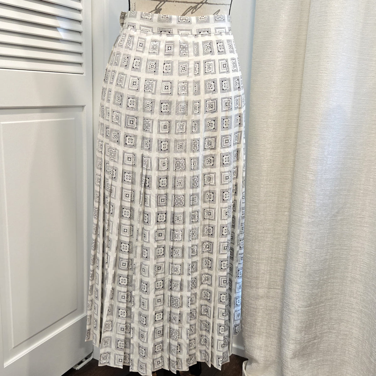 Vintage SAKS FIFTH AVENUE Italy Silk Black & White Pleated Midi Skirt Size 0-2