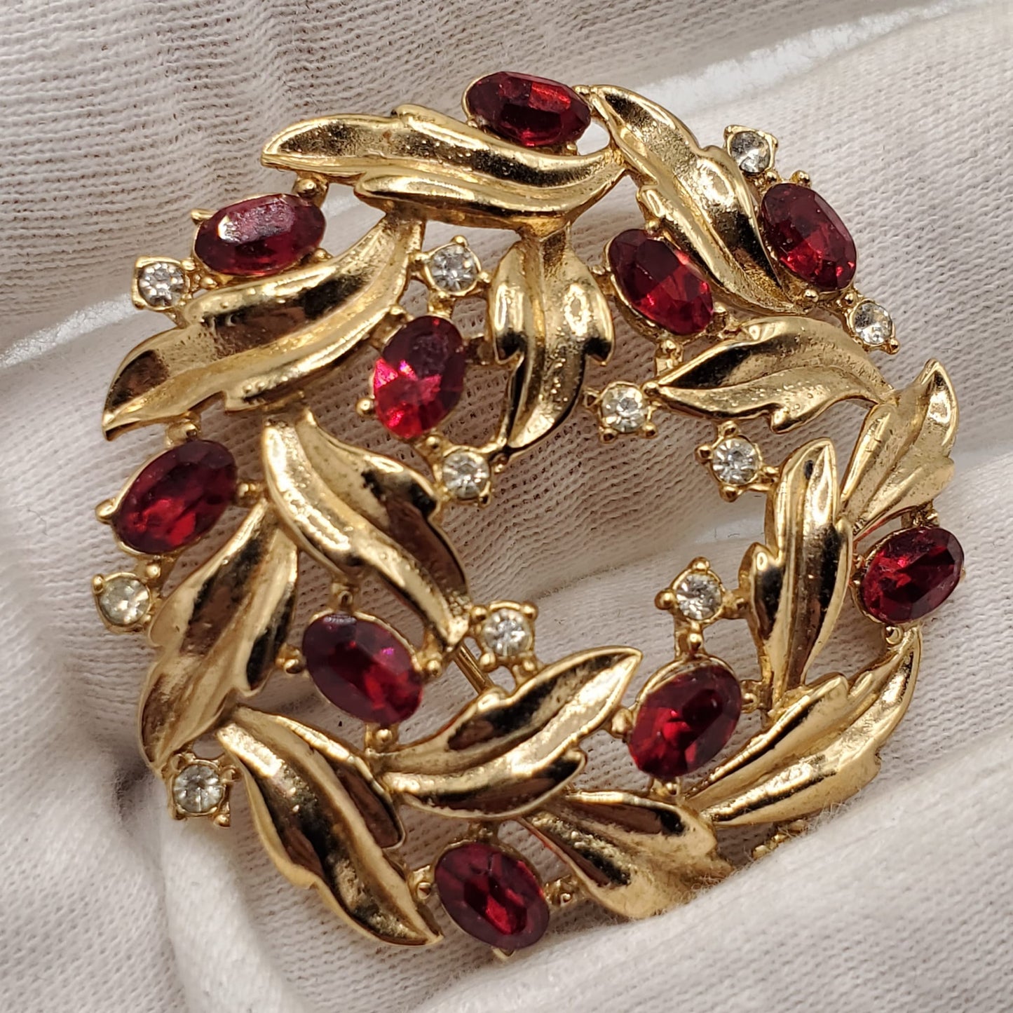 Vintage TRIFARI CROWN Signed Wreath Gold Tone Brooch Pin with Ruby Red and Clear Rhinestones