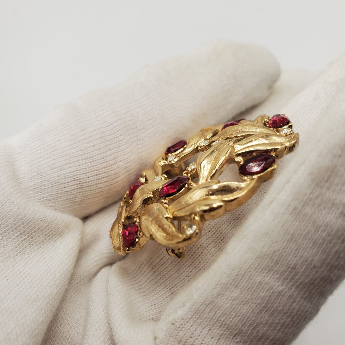 Vintage TRIFARI CROWN Signed Wreath Gold Tone Brooch Pin with Ruby Red and Clear Rhinestones