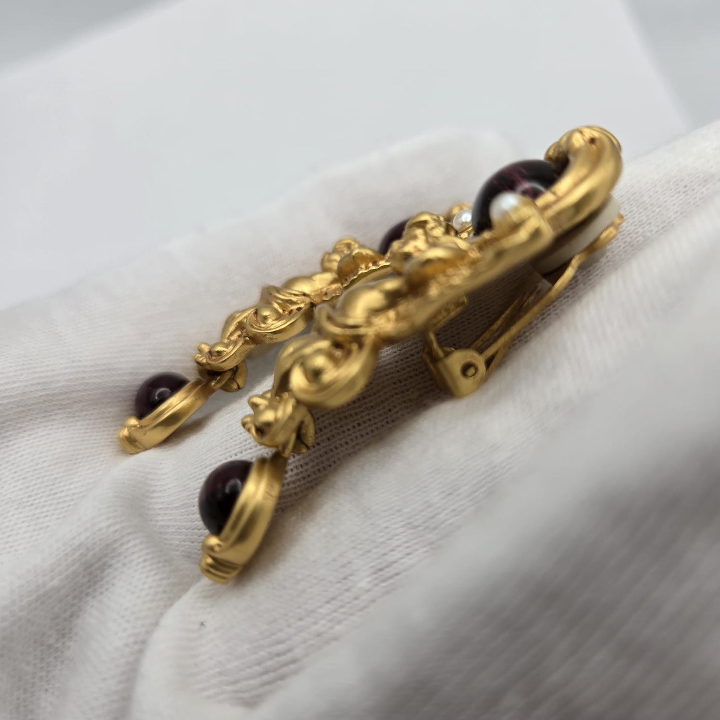 Vintage ELIZABETH TAYLOR For AVON Gilded Age Style Cherub Gold Tone Dangle Clip on Earrings