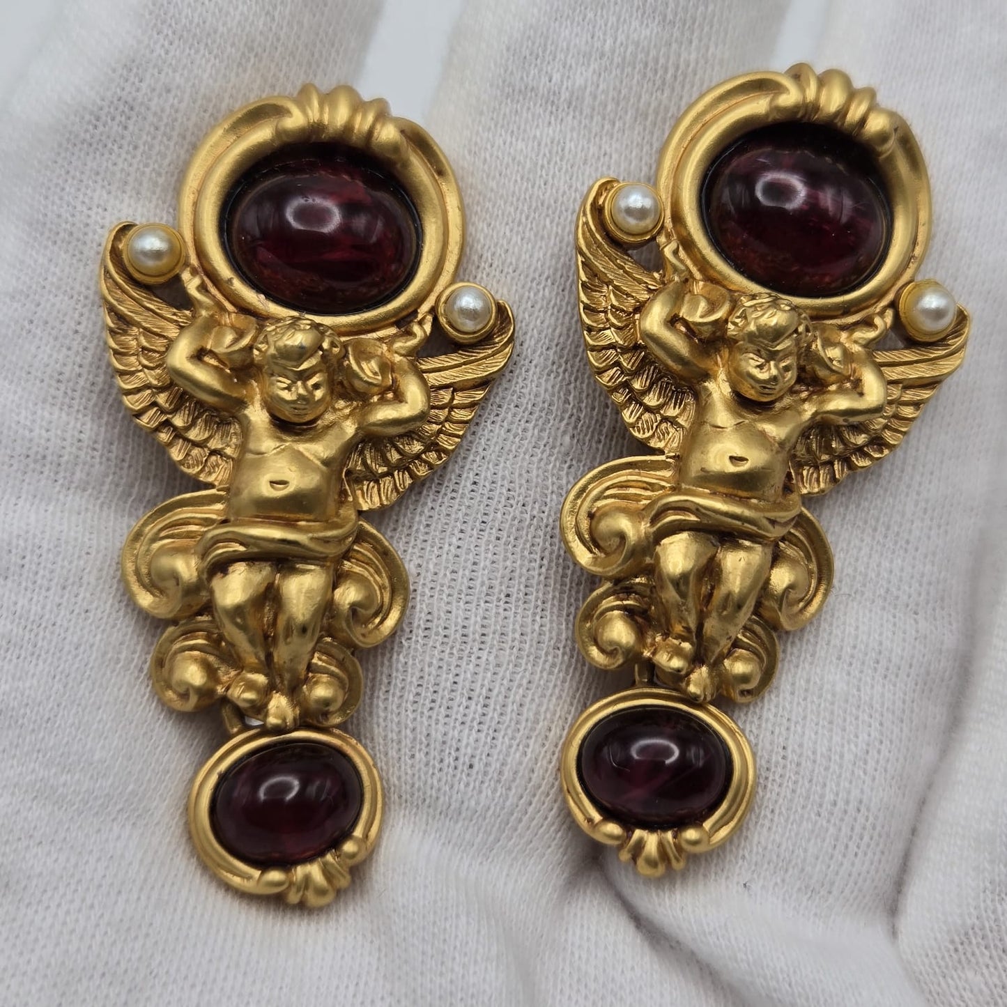 Vintage ELIZABETH TAYLOR For AVON Gilded Age Style Cherub Gold Tone Dangle Clip on Earrings