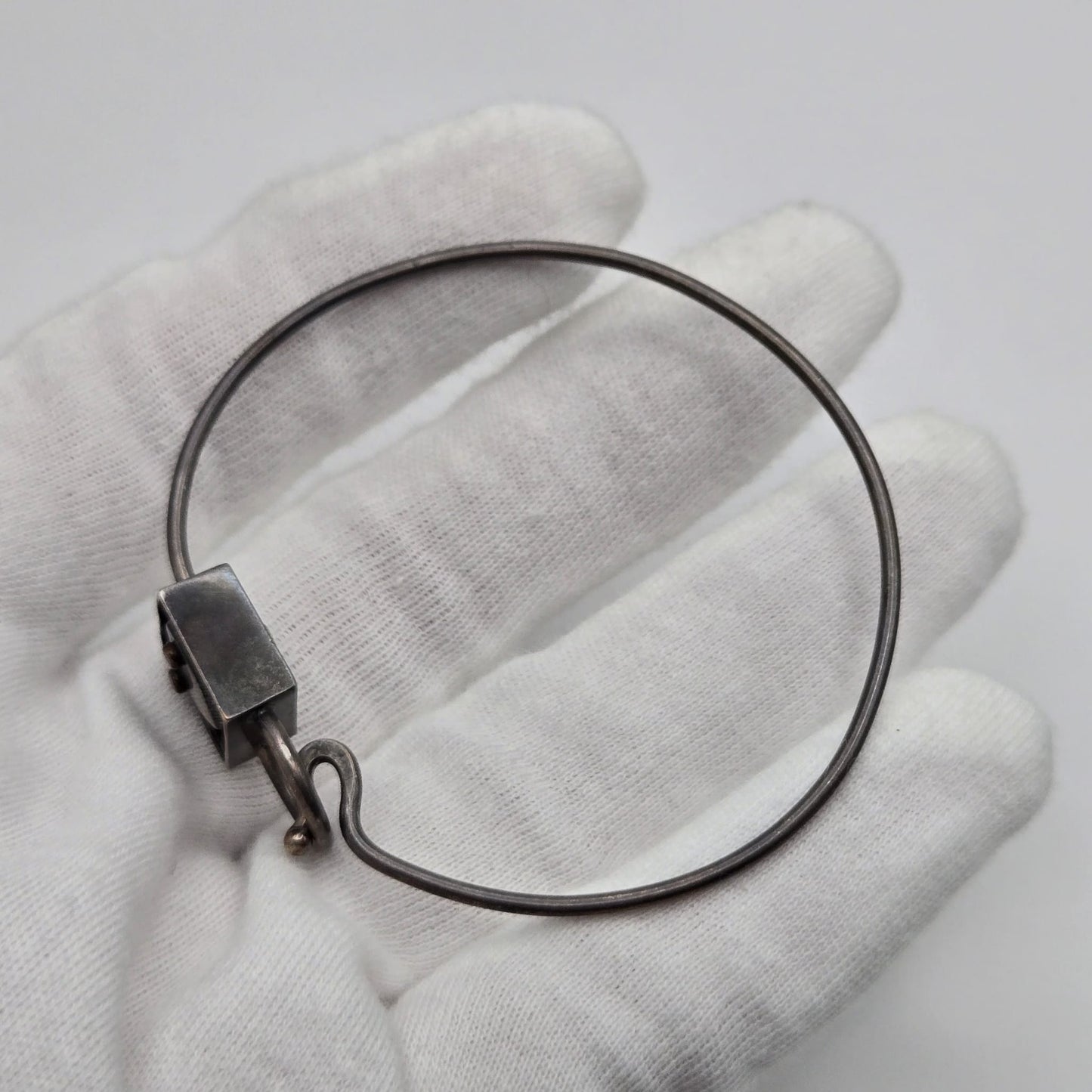 THOMAS MANN Signed Heart in a Box Wire Bracelet