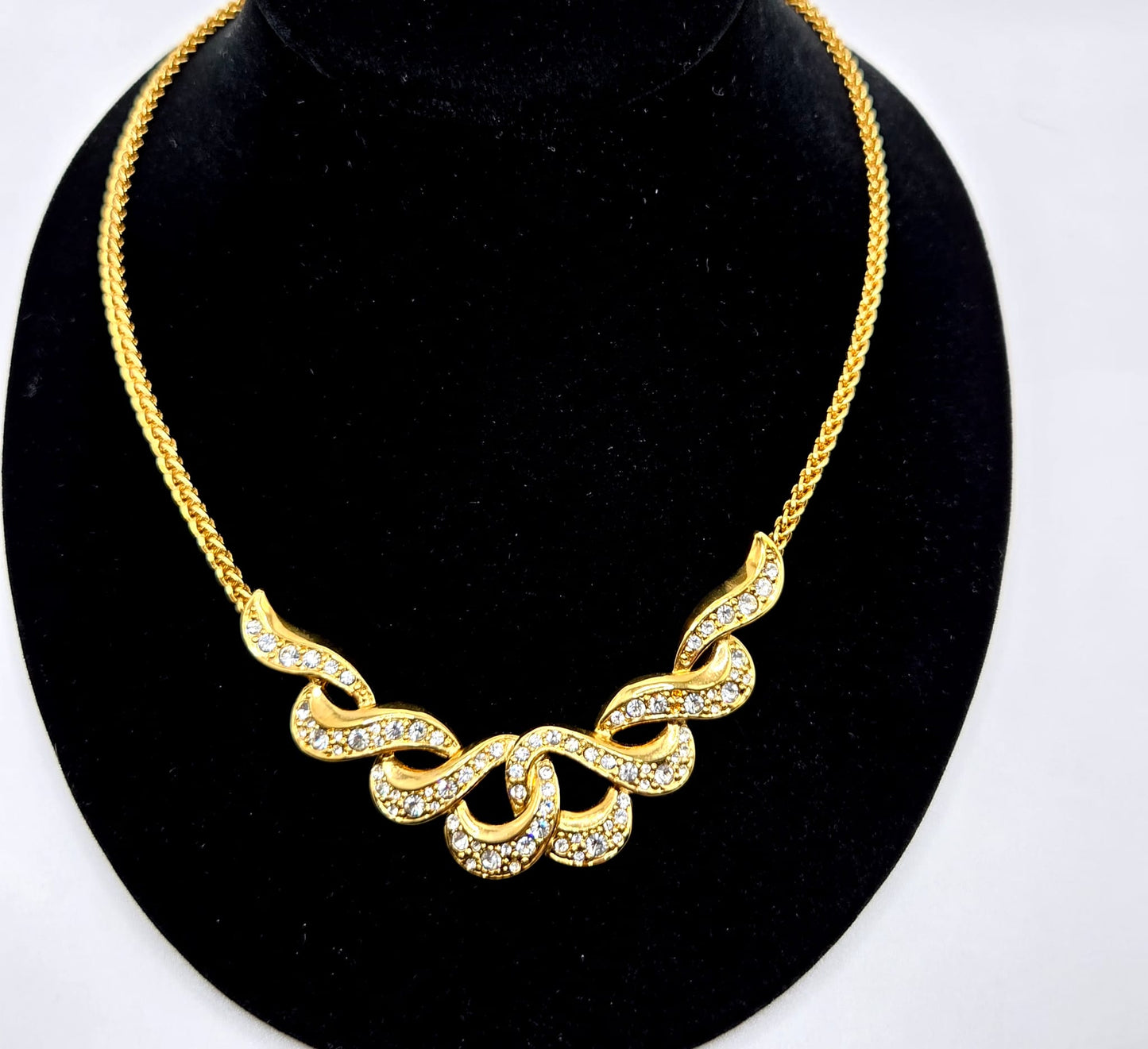 Vintage TRIFARI TM Rhinestones Gold Tone Necklace