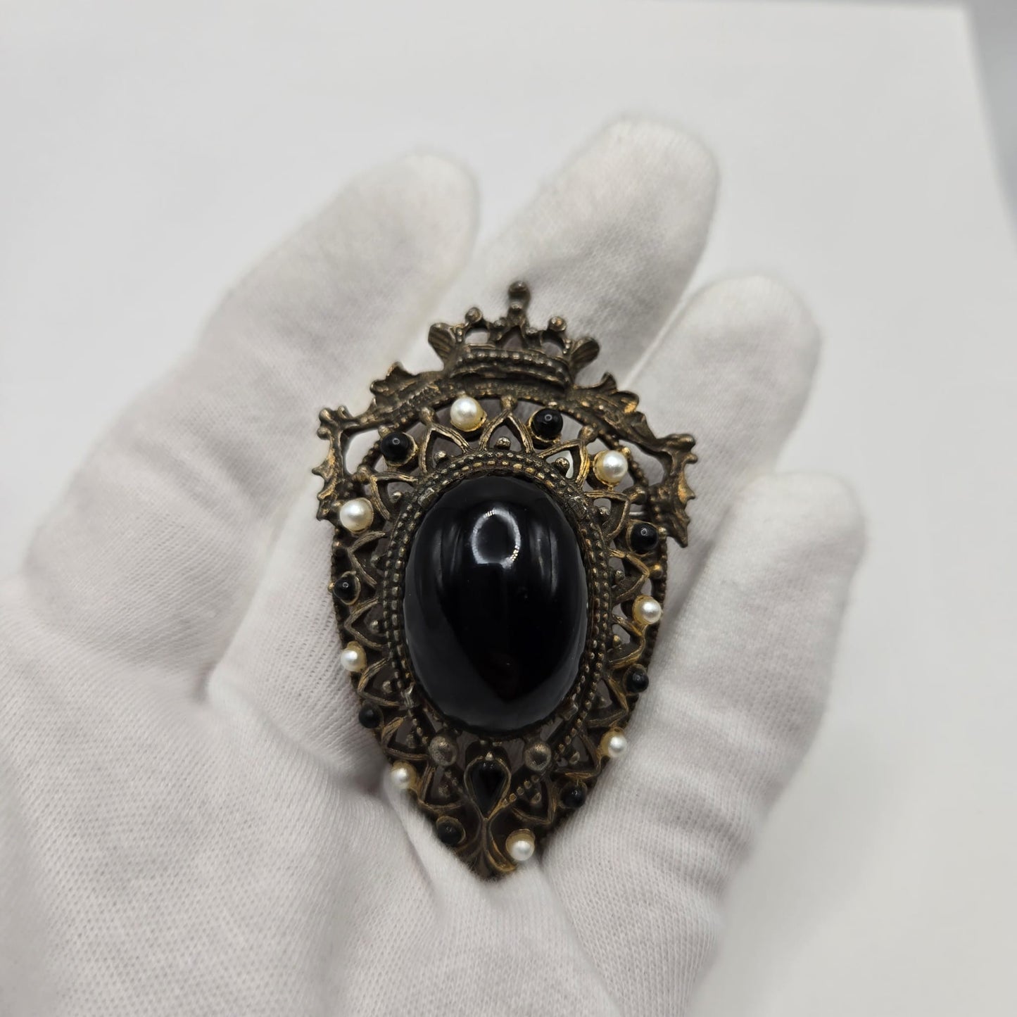 Vintage FLORENZA Rococo Cameo Crown, Antique Gold Tone Brooch pin