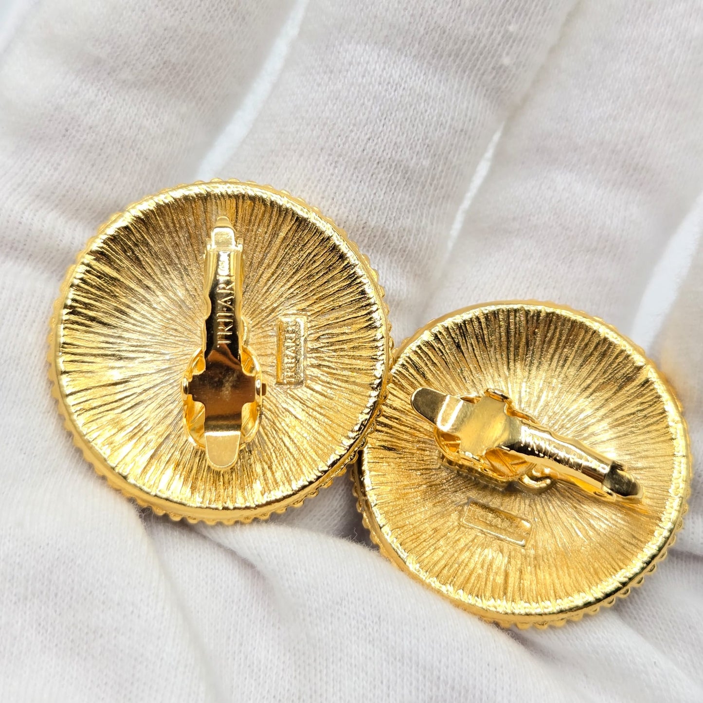 Vintage TRIFARI TM Large green enamel round gold tone clip on earrings