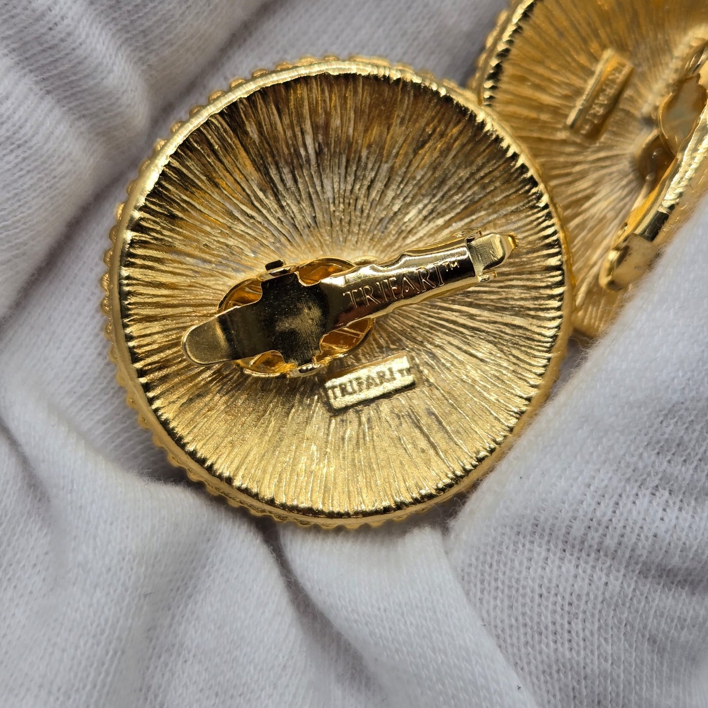 Vintage TRIFARI TM Large green enamel round gold tone clip on earrings