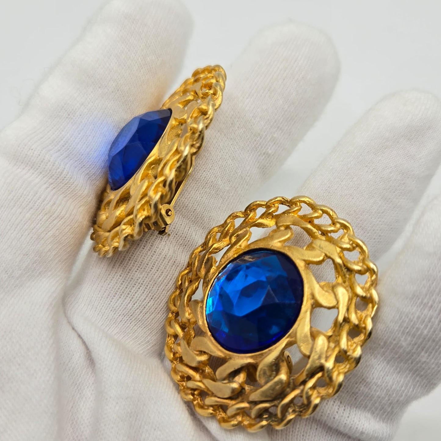 Vintage Huge Designer Runway Round Faux Blue sapphire Cabochon Chain Gold tone clip on earrings