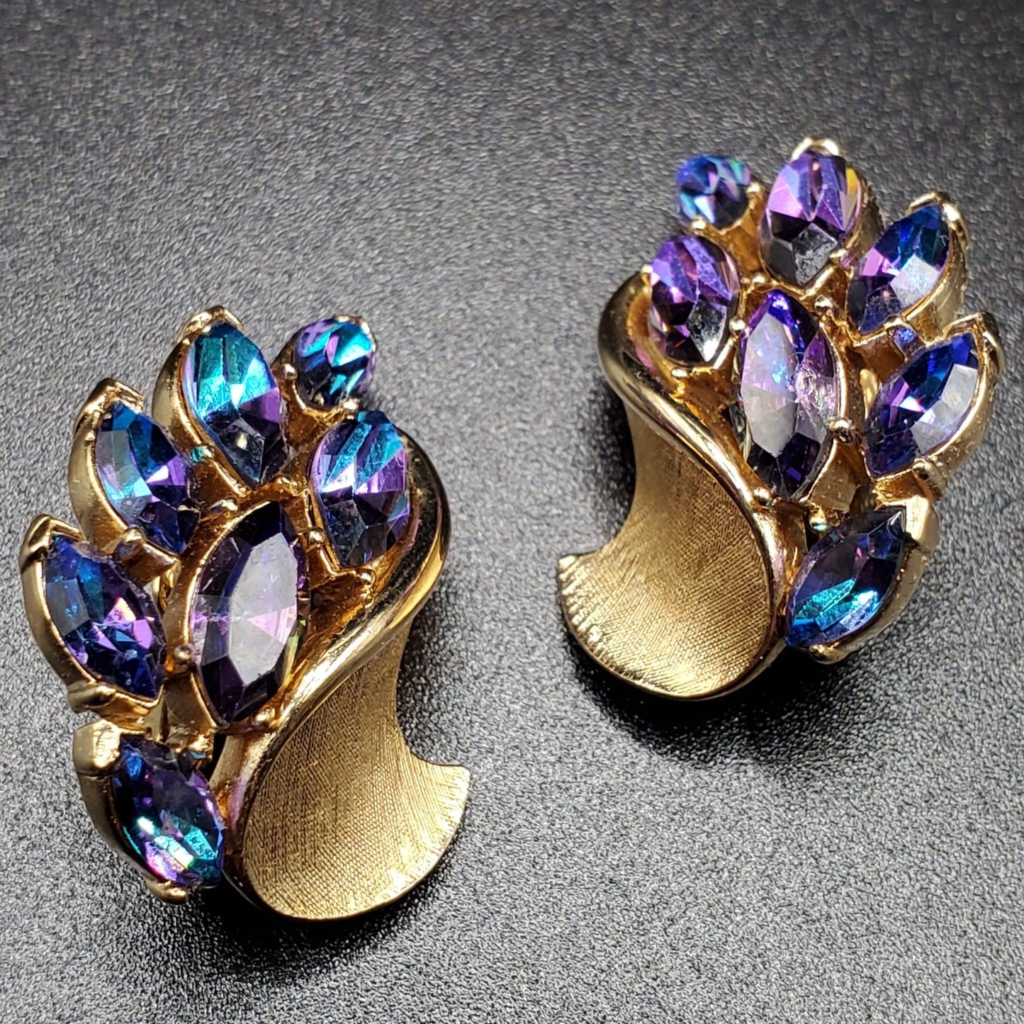 Vintage TRIFARI Crown Purple Heliotrop Glass Rhinestones Gold Tone Clip On Earrings