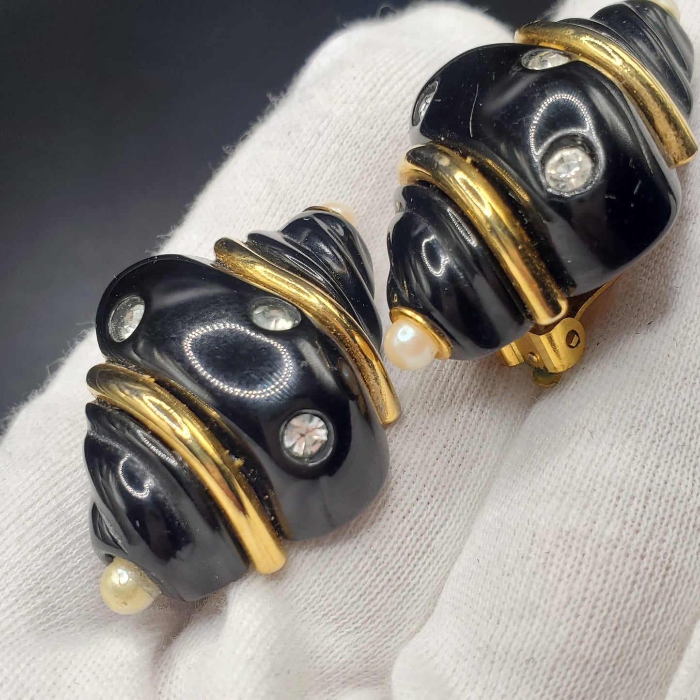 Vintage KENNETH JAY LANE Signed Black Lucite Faux Pearls Rhinestones Gold Tone Shell Shaped Clip On Earrings